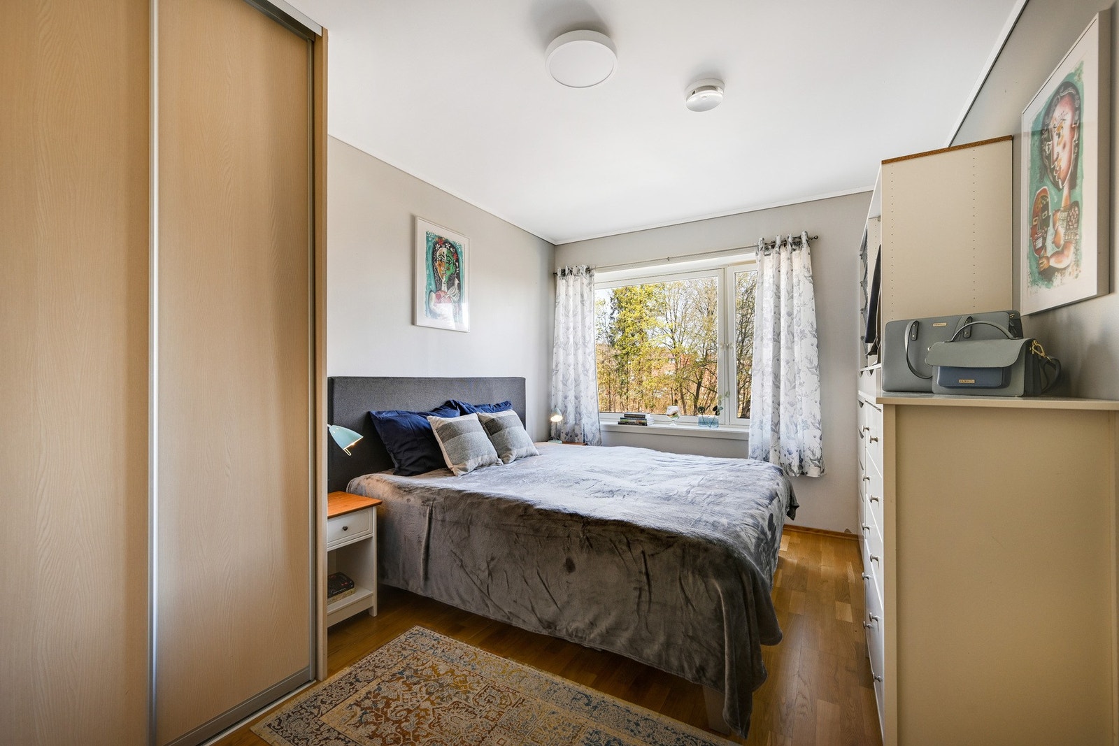 Stort hovedsoverom hvor man har rikelig med garderobeløsning. Galleribilde