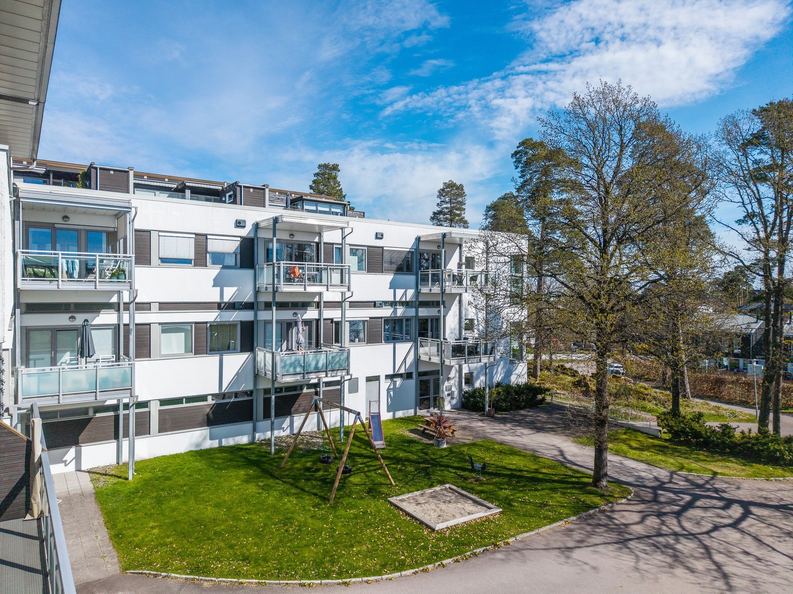 Borettslaget har pent opparbeidet eiendom med asfalterte gjesteplasser, inngangsparti, lekeplass og noe beplantning Galleribilde