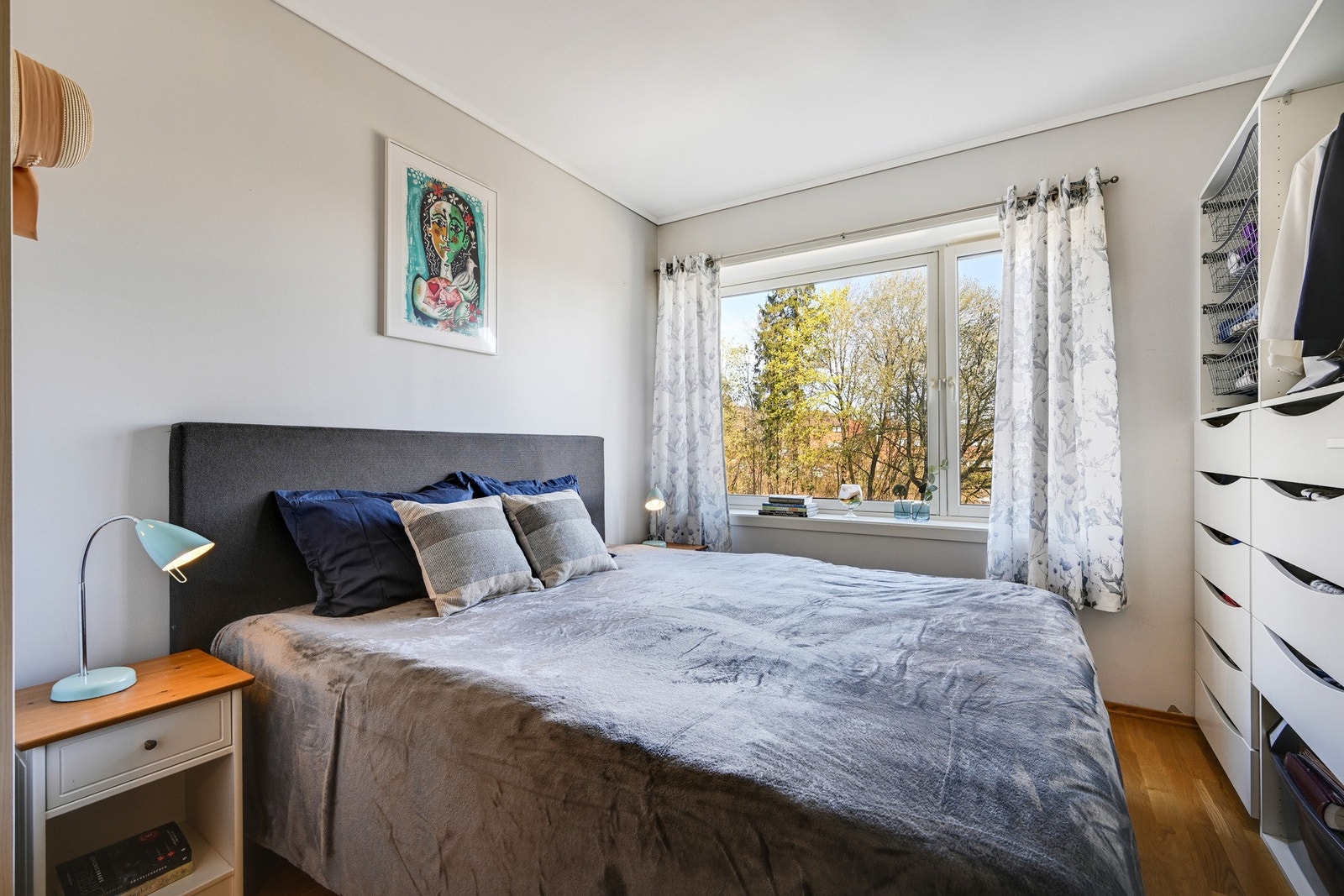 Det er parkett på gulvet, vegger malt i en lys farge og lysmalt himling Galleribilde