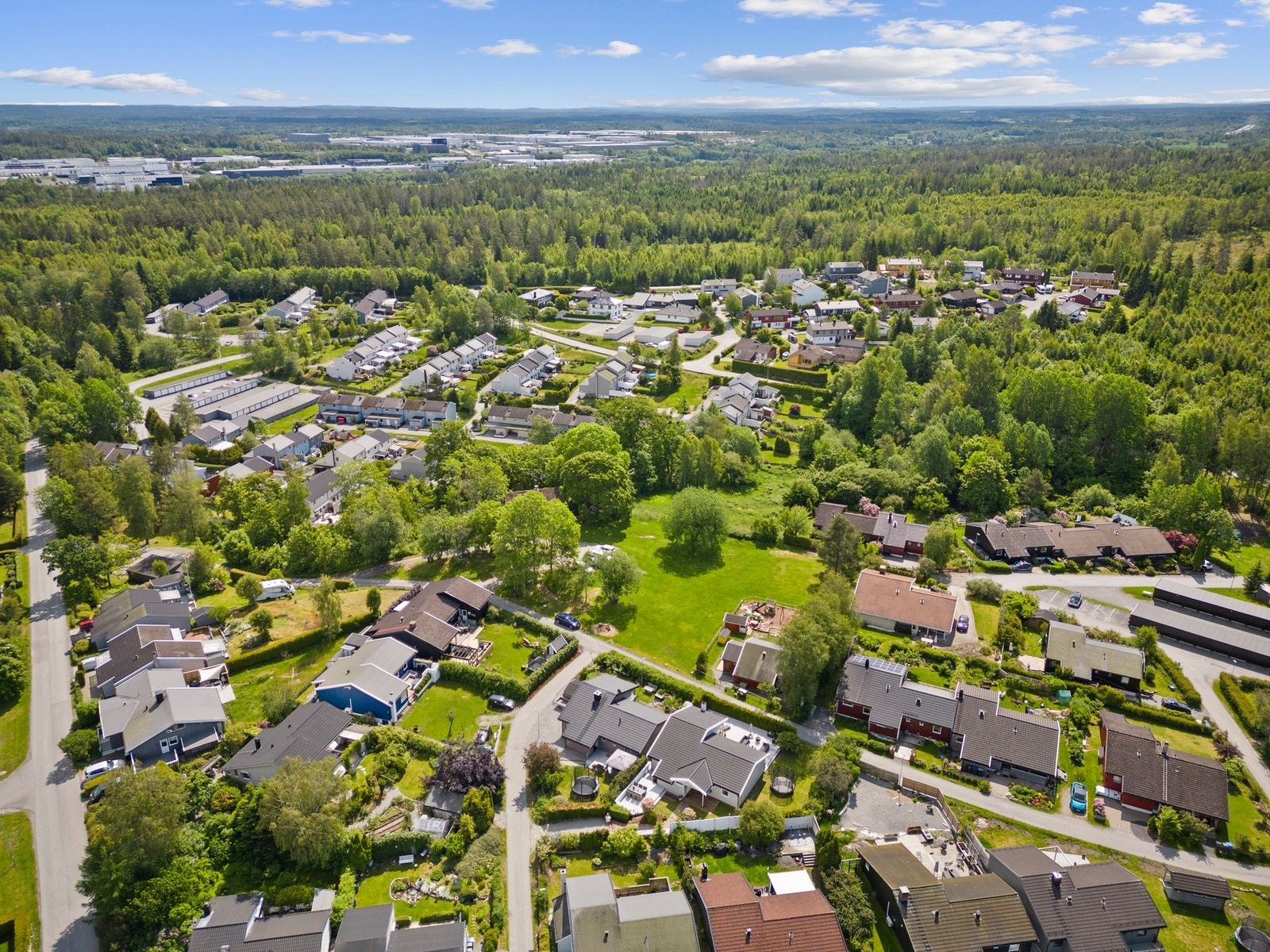 Når du velger bolig, velger du også nabolag. Nærbutikk. Skolevei. Nærhet til naturen. Nye naboer. Rammen rundt der du bor. Galleribilde