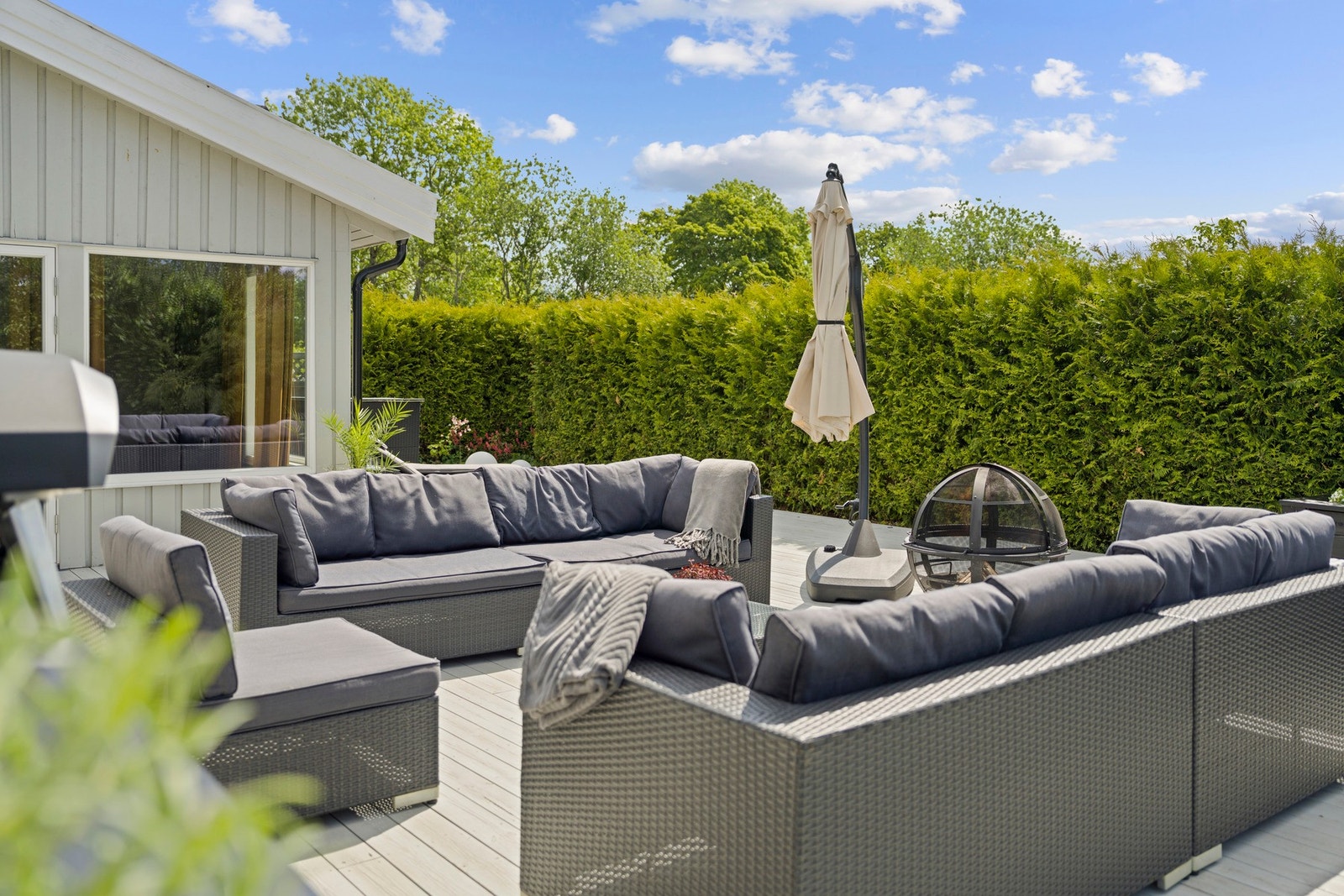 Skjermet og solrik terrasse med god plass til utemøbler, som gir fine rammer for avslapning og sosiale sammenkomster i rolige omgivelser. Galleribilde