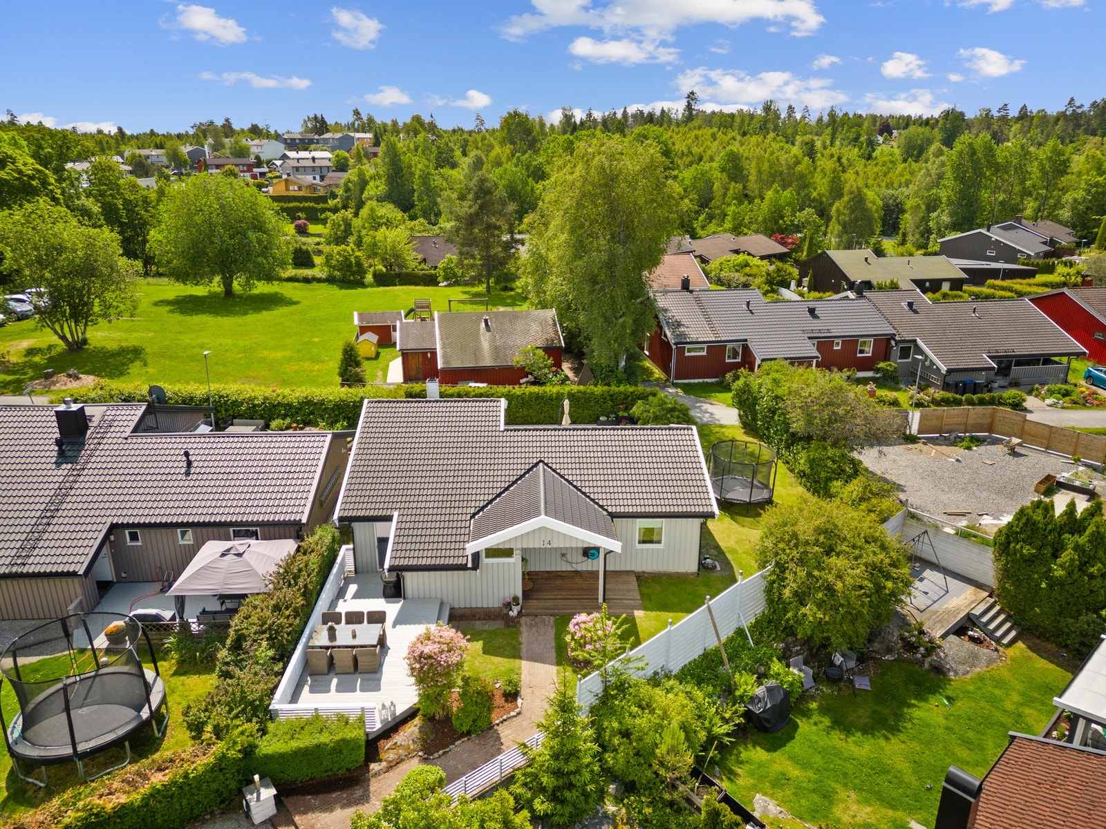 Flott eiendom med romslig, pent opparbeidet tomt, flere uteplasser og gode solforhold i grønne og rolige omgivelser. Galleribilde