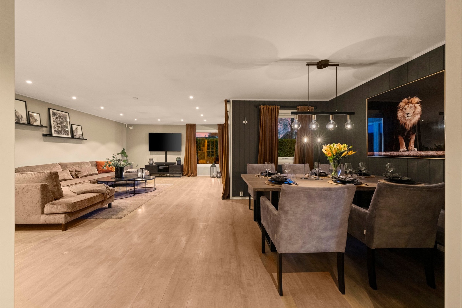 Stuen oppleves som romslig og helhetlig, med naturlige soner for både sofa- og spisegruppe som gir god flyt og fleksible møbleringsmuligheter. Galleribilde