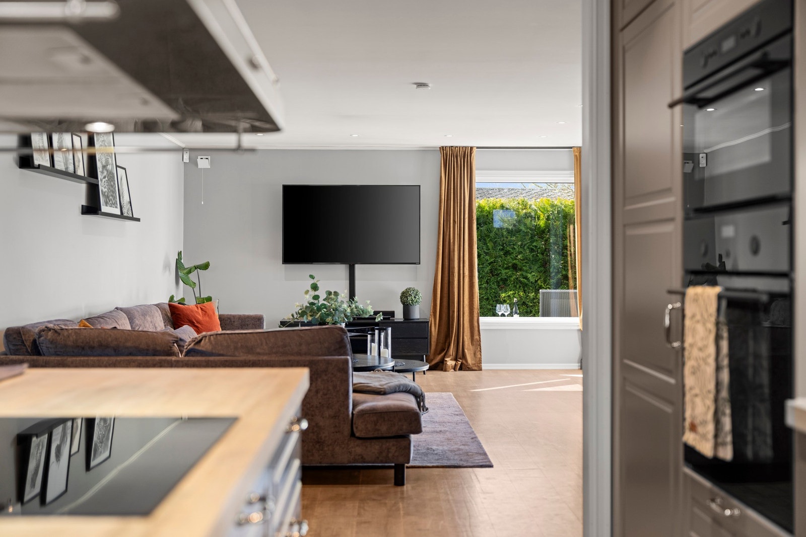 Integrerte hvitevarer som kjøleskap, micro, oppvaskmaskin, platetopp og stekeovn gir et helhetlig og ryddig uttrykk, mens downlights i himling sørger for god belysning og en moderne atmosfære. Galleribilde