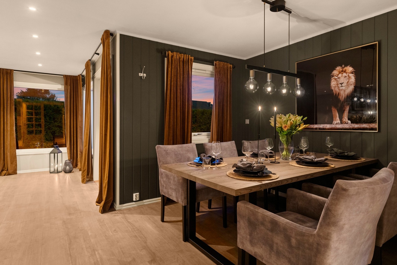 Delikat og innbydende spisestue med god plass til familie og venner, tilrettelagt for hyggelige måltider og sosiale sammenkomster. Galleribilde