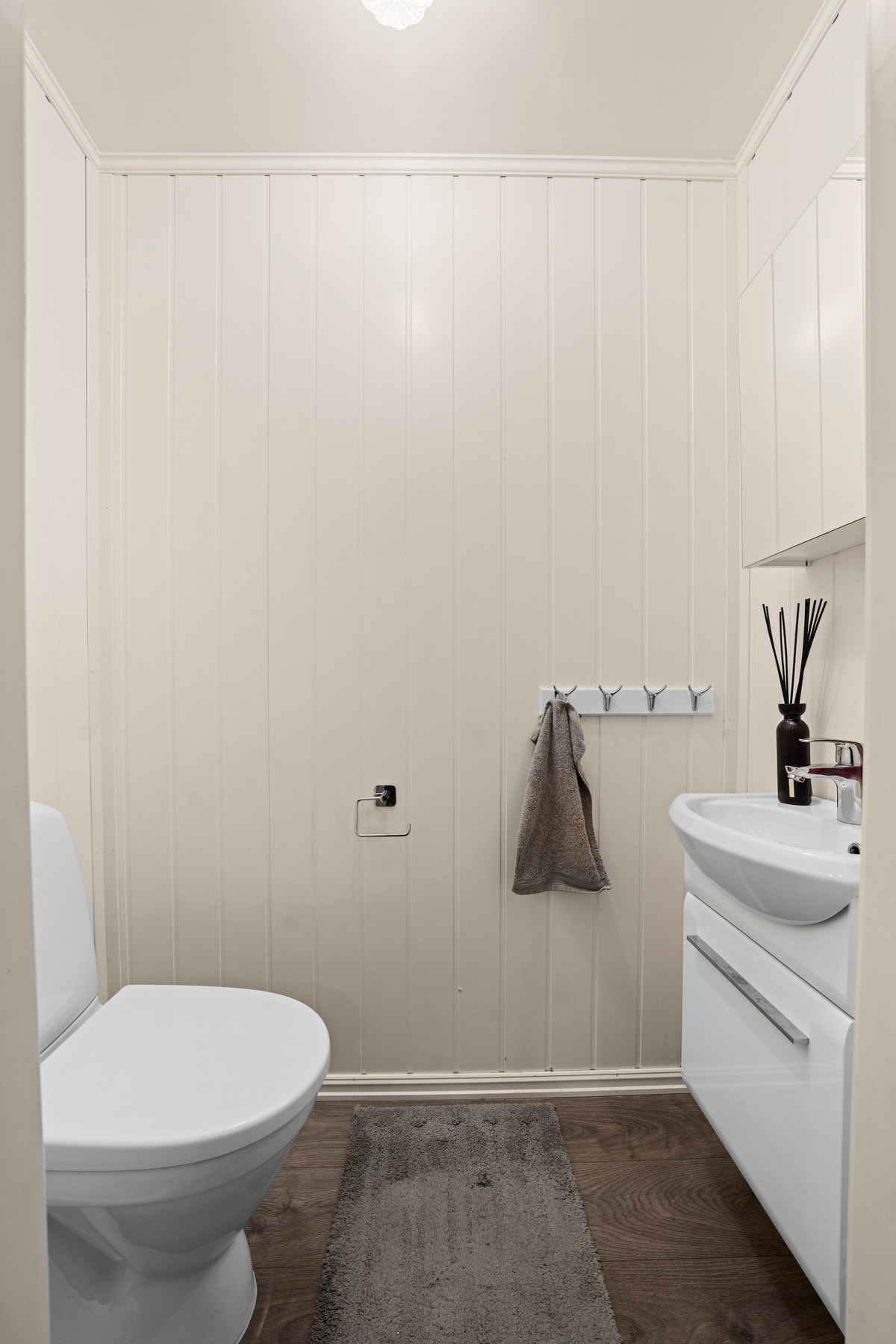 Separat toalettrom med toalett og servant. En praktisk løsning som avlaster badet og bidrar til en mer effektiv hverdag. Galleribilde
