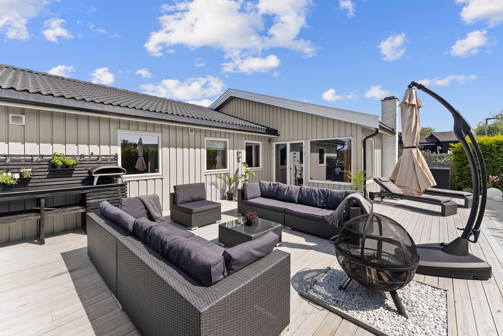 Boligen har flere terrasser med et samlet areal på hele 110 m², som gir rikelig med plass til ulike oppholdssoner og gode solforhold gjennom dagen. Galleribilde