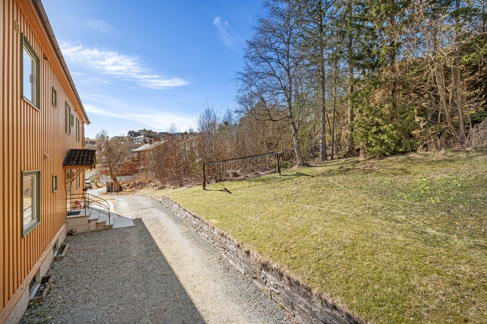 Det medfølger bruksrett til èn parkeringsplass på viste biloppstillingsplass. Galleribilde