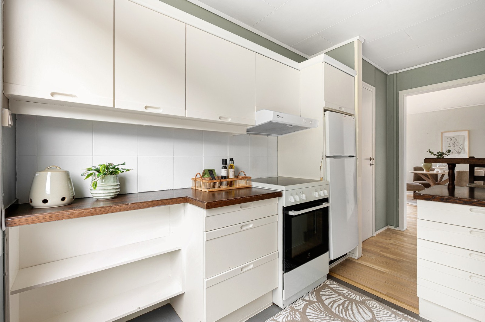 Skapmontert kjøkkenventilator over stekesonen med avtrekk ut i det fri. Galleribilde