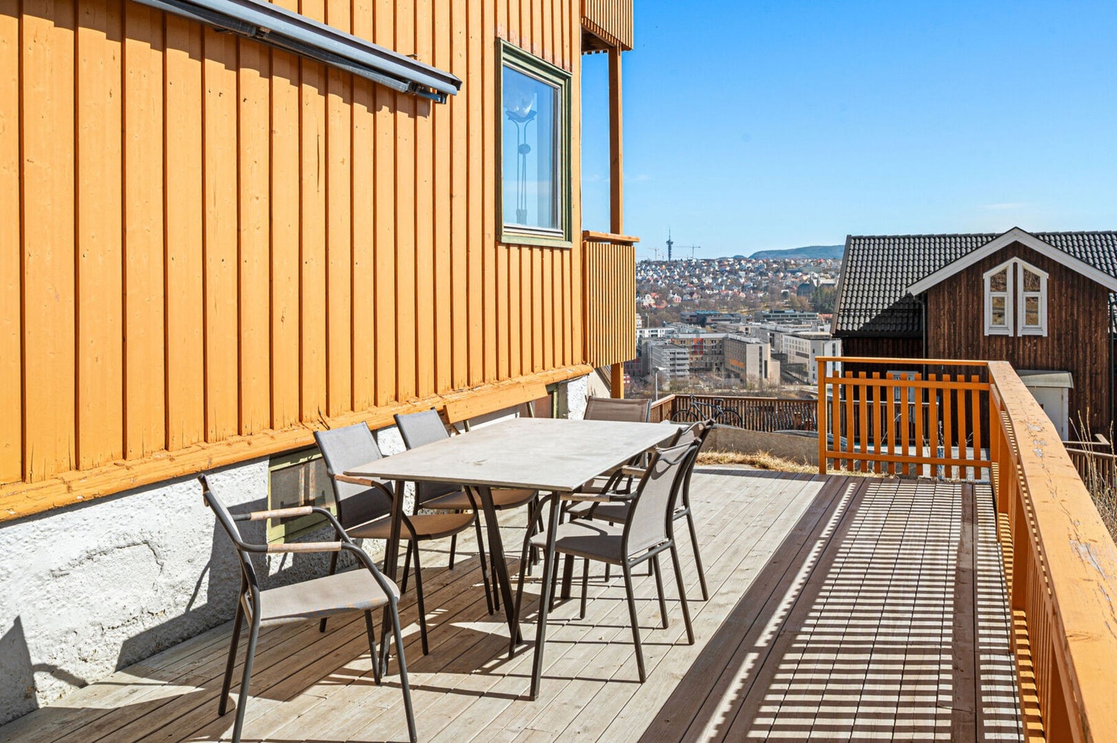 Sameiet disponerer også en felles sørvendt markterrasse med rikelig plass til utemøblement og grillutstyr. Galleribilde