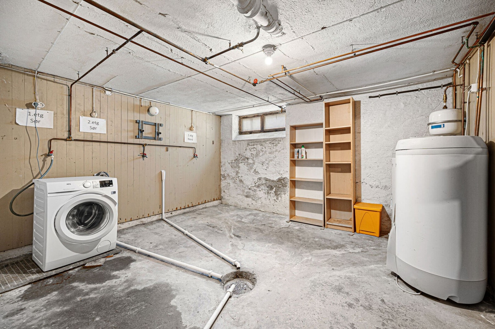 Sameiet har en felles vaskekjeller med egen plass for vaskemaskin pr seksjon. Galleribilde