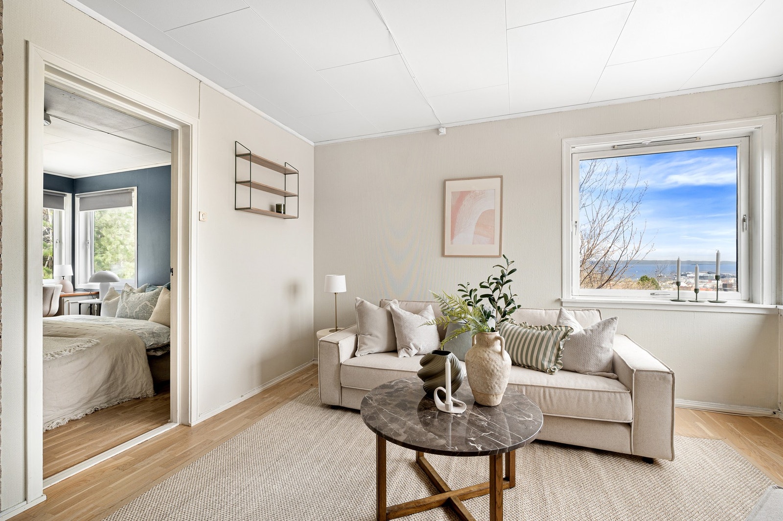 Videre inn fra stuen finner man leilighetens soverom. Galleribilde