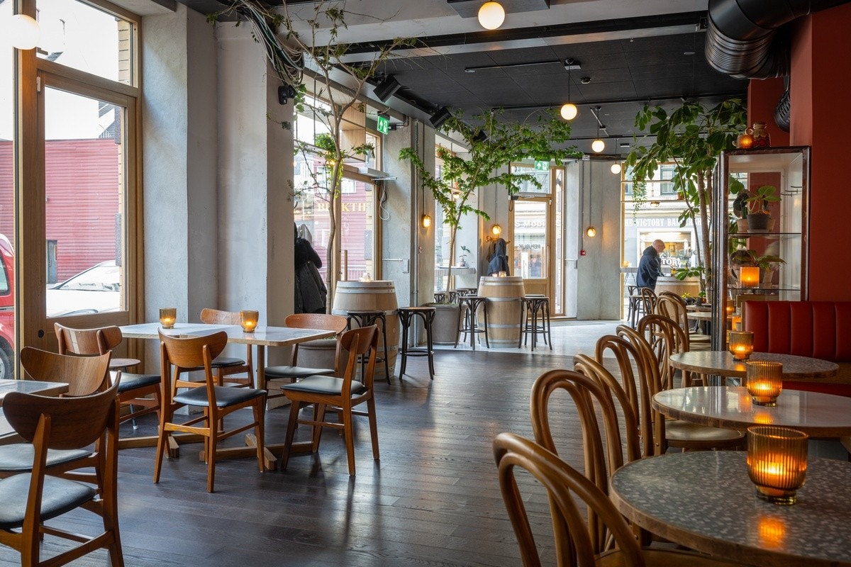 Hyggelige serveringssteder på gateplan Galleribilde