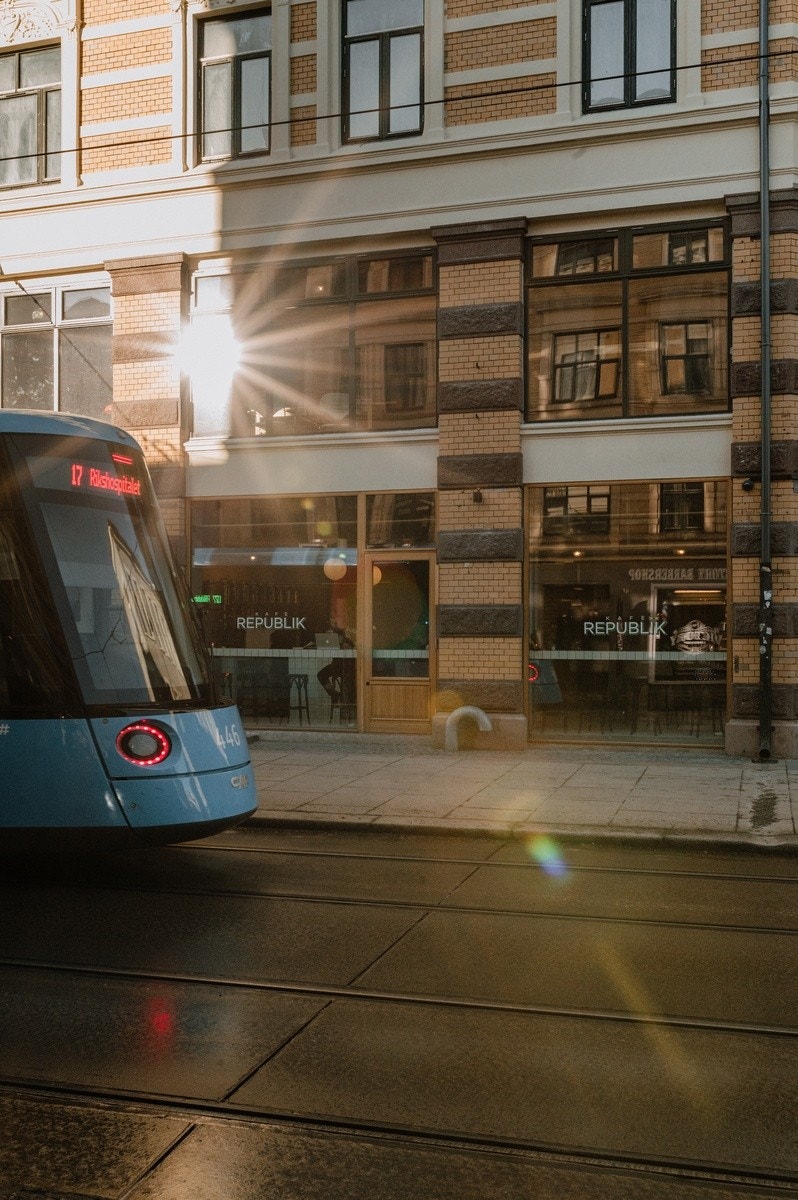 Hyggelige serveringssteder på gateplan Galleribilde