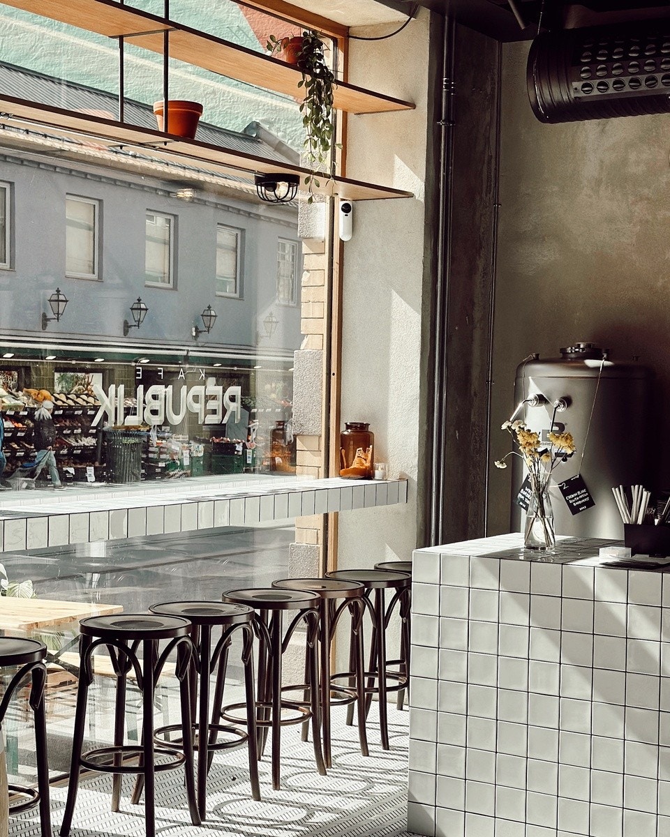 Hyggelige serveringssteder på gateplan Galleribilde
