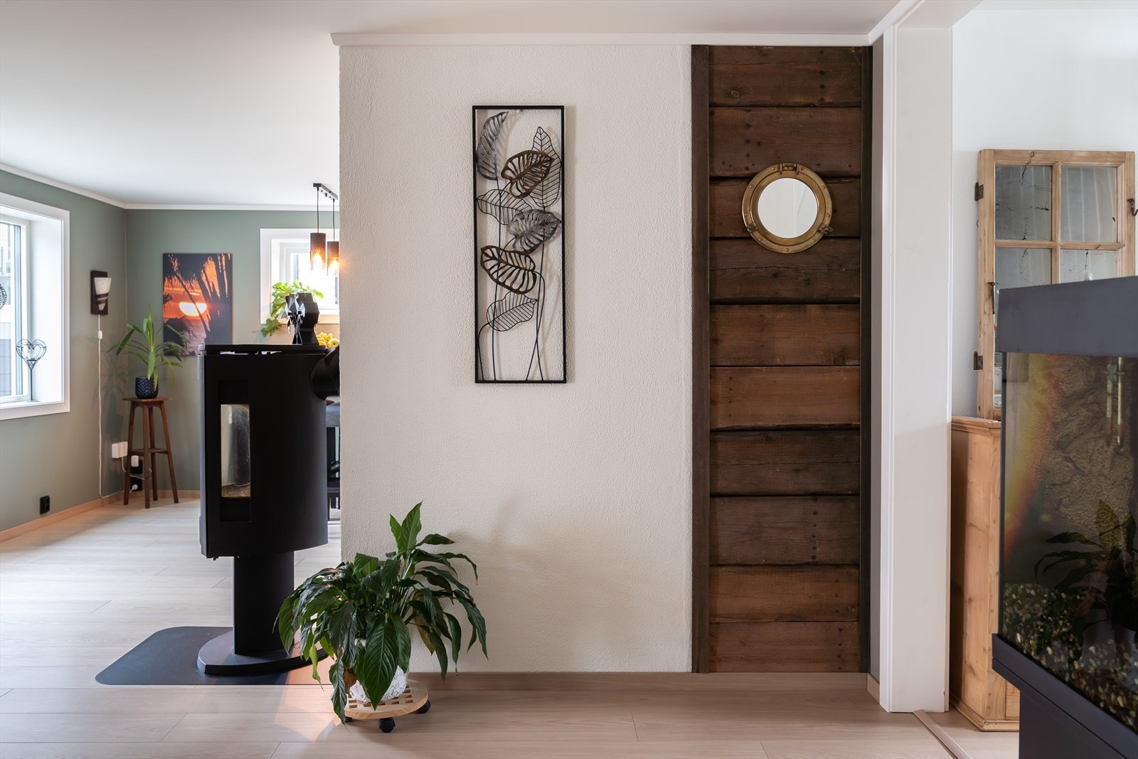 Deler av tømmerveggen fra opprinnelig bygg er tatt frem i stuen. Galleribilde