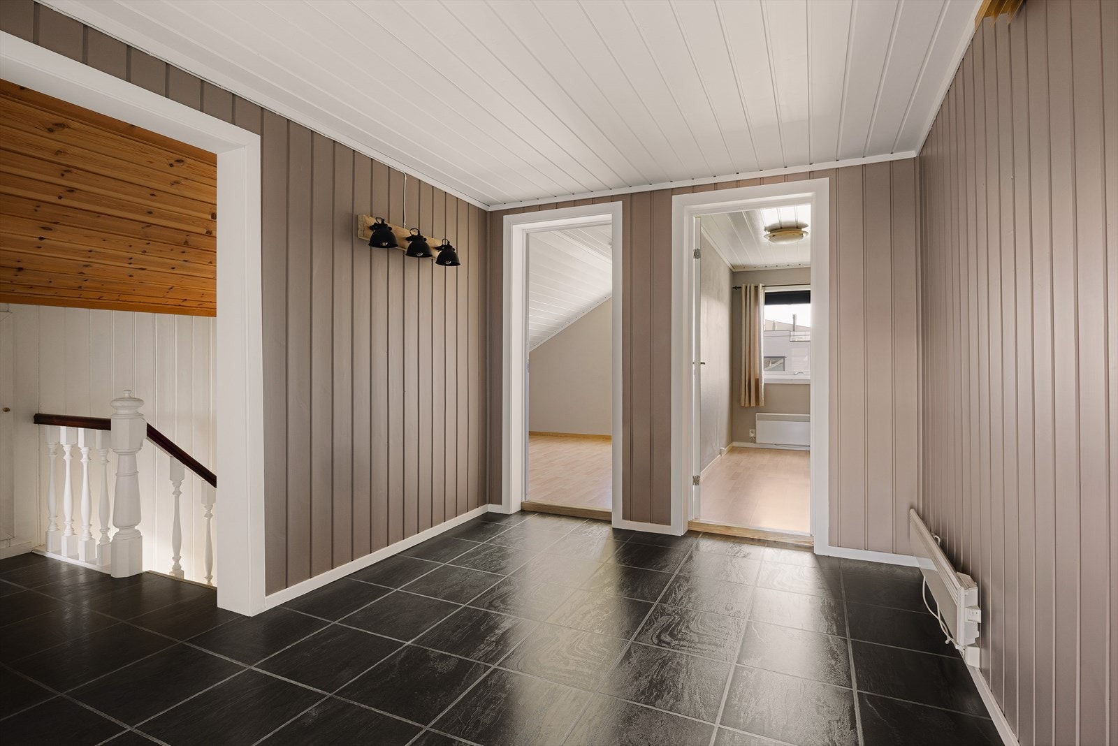 Umøblert rom. Det er en romslig garderobe/bod
bak veggen til høyre. Galleribilde