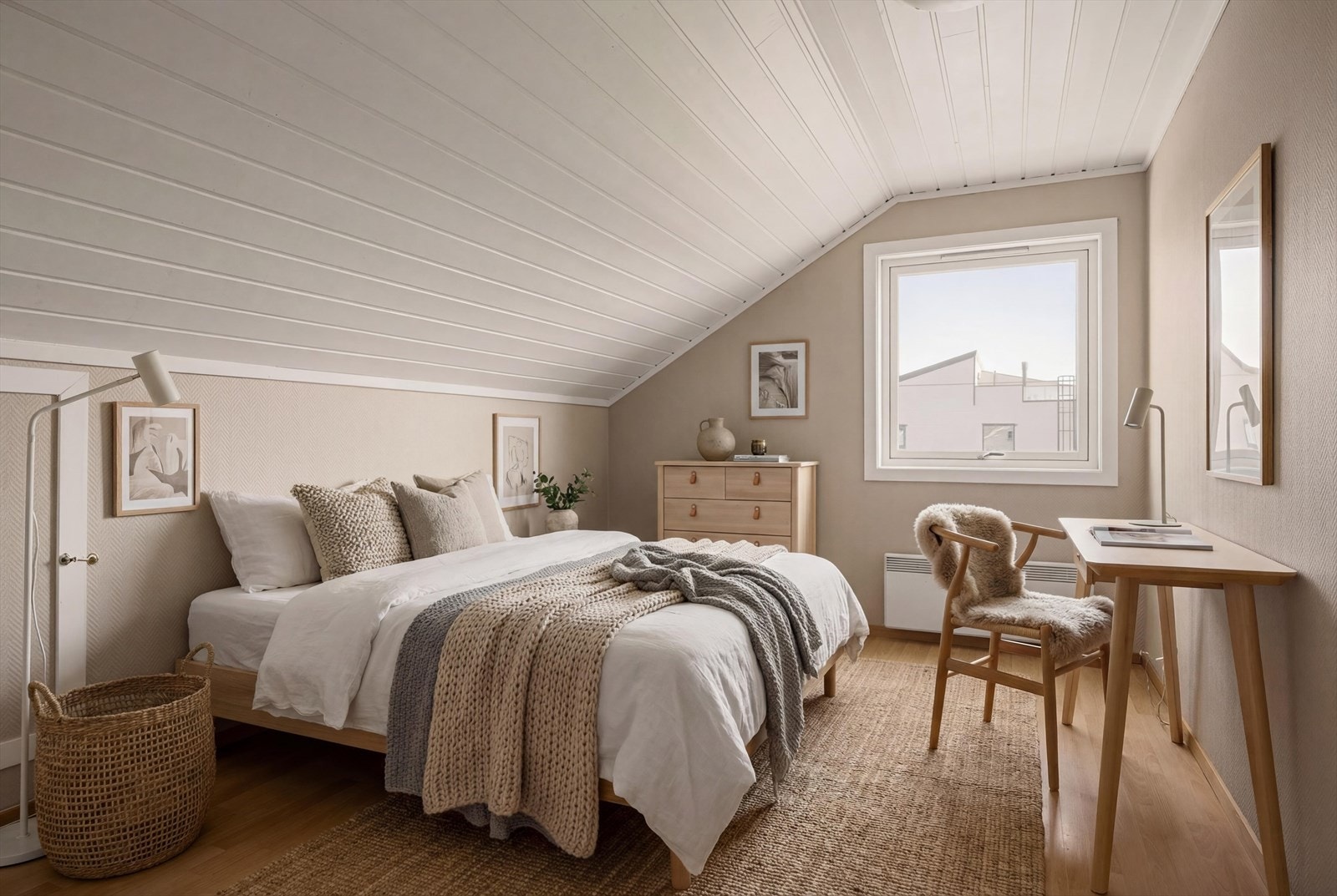 Rommene i 2. etasje har god størrelse, og plass for diverse møblering. Det er i tillegg kneveggsboder på alle rom. Galleribilde