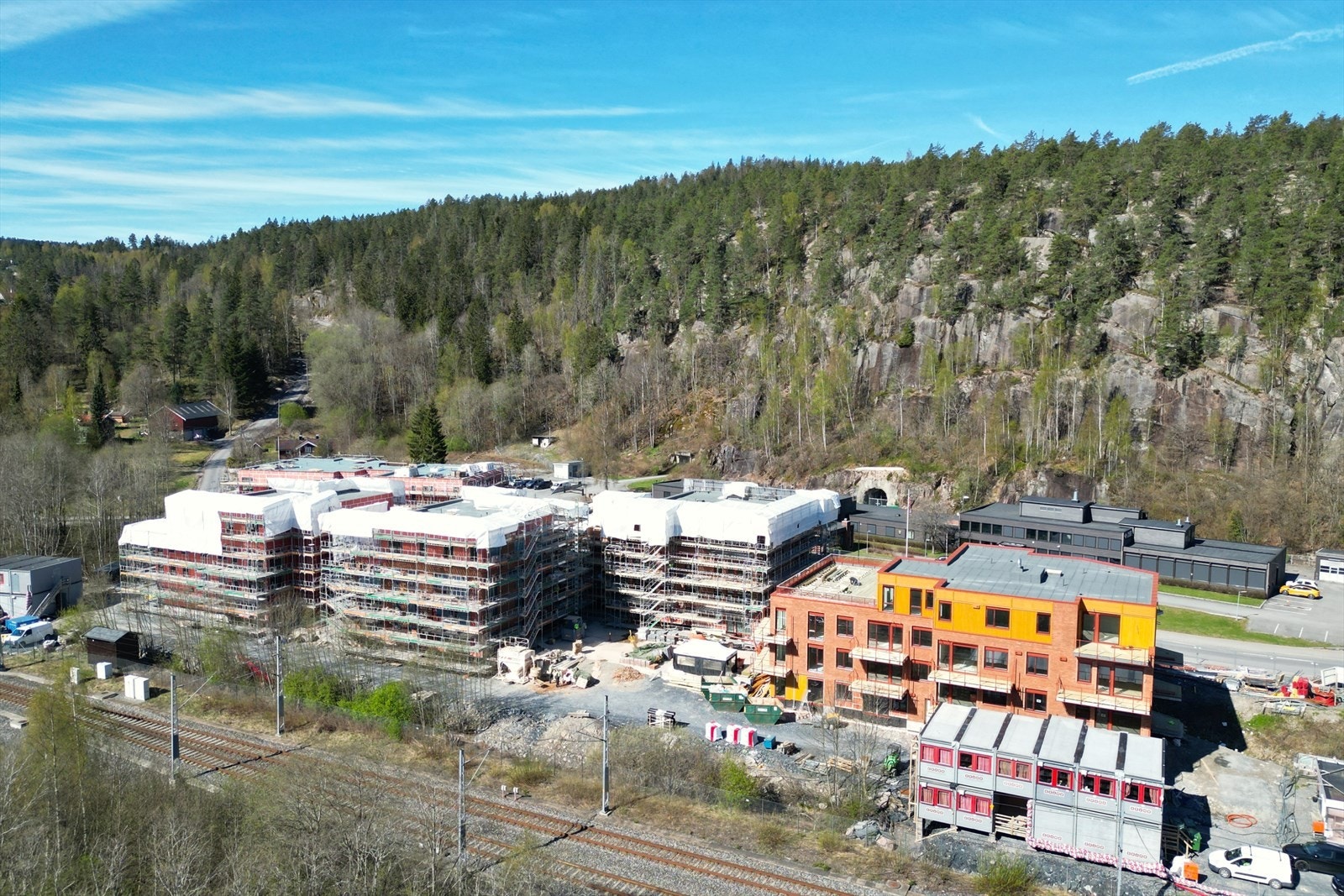Med boligen følger fordeler som felles takterrasser, store grøntområder for å nyte solen samt et felleshus for selskaper eller arrangementer. Galleribilde