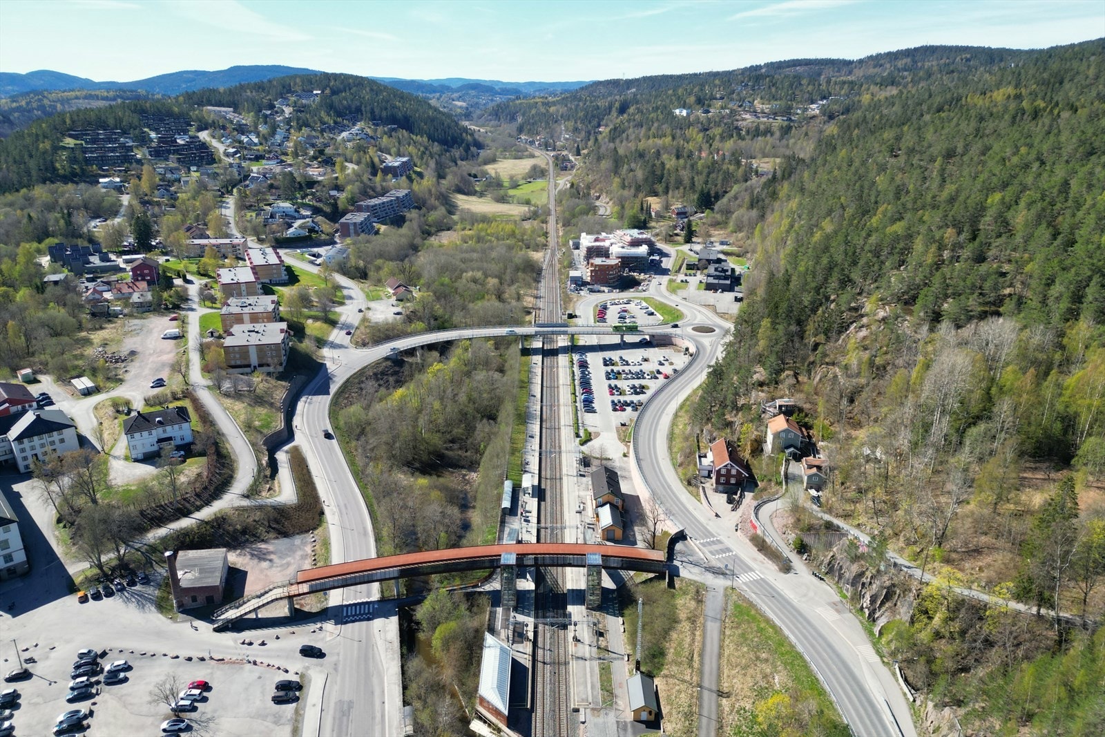 Fra boligen er det kort gange over pendlerparkeringen før du er på Heggedal Stasjon. Galleribilde