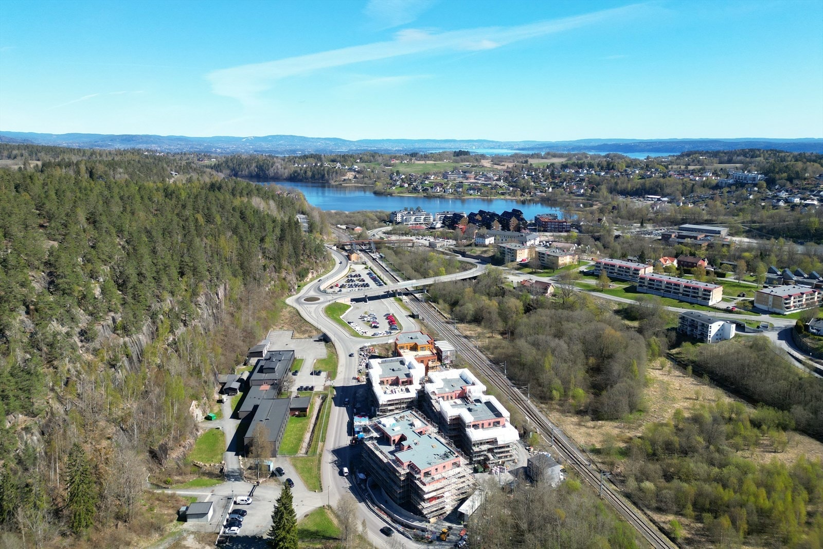 Fra Heggedal stasjon går det tog retning Oslo og Spikkestad med avganger hver halvtime. Galleribilde