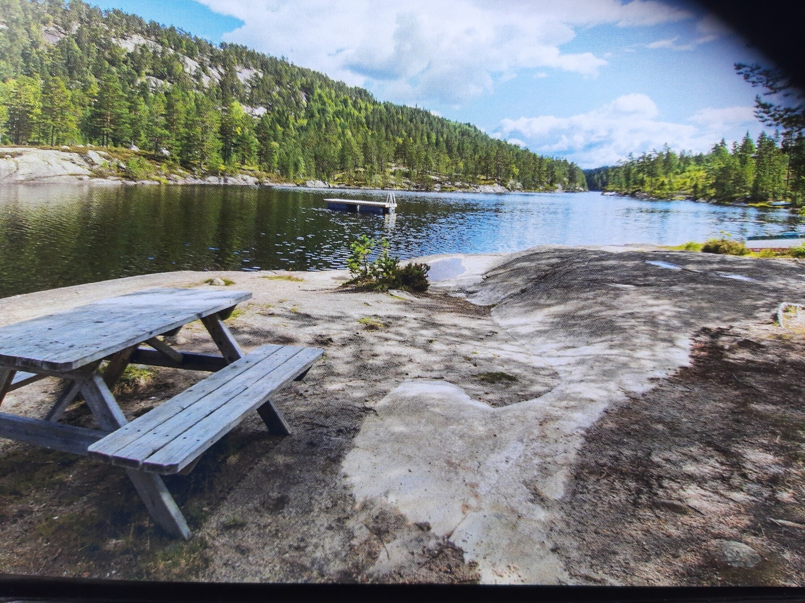 Om sommeren er det bademuligheter noen minutters gange fra hytta. Her er det svaberg, sand og badebrygge. Ca. 1 times kjøring til Kragerø og Risør. Galleribilde