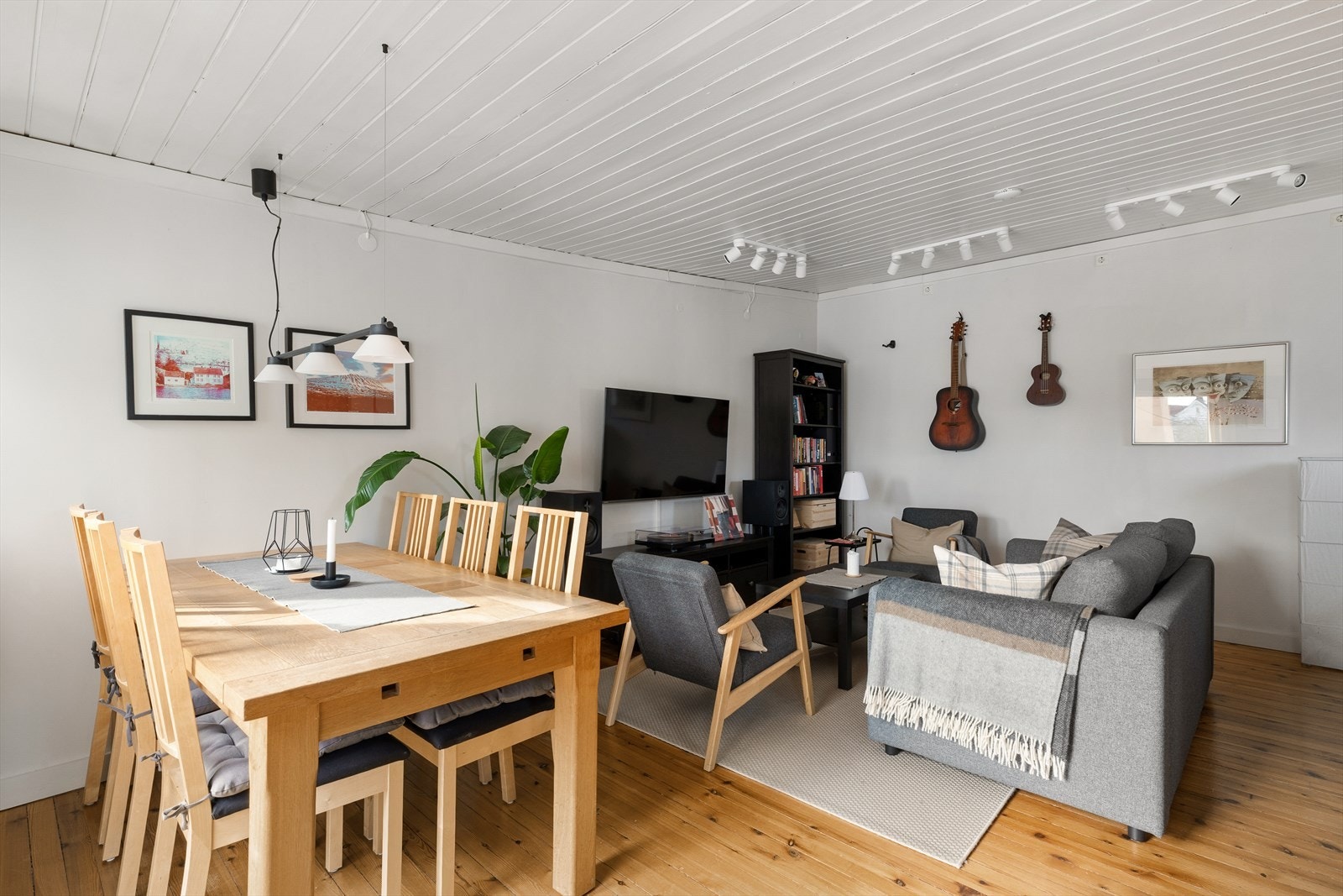 God plass til spisebord av ønsket størrelse, ideelt for sosiale sammenkomster. Galleribilde