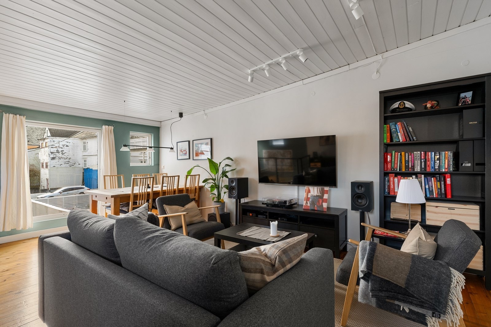 Stuen er av god størrelse med gode vindusflater som slipper inn rikelig med naturlig lys. Galleribilde