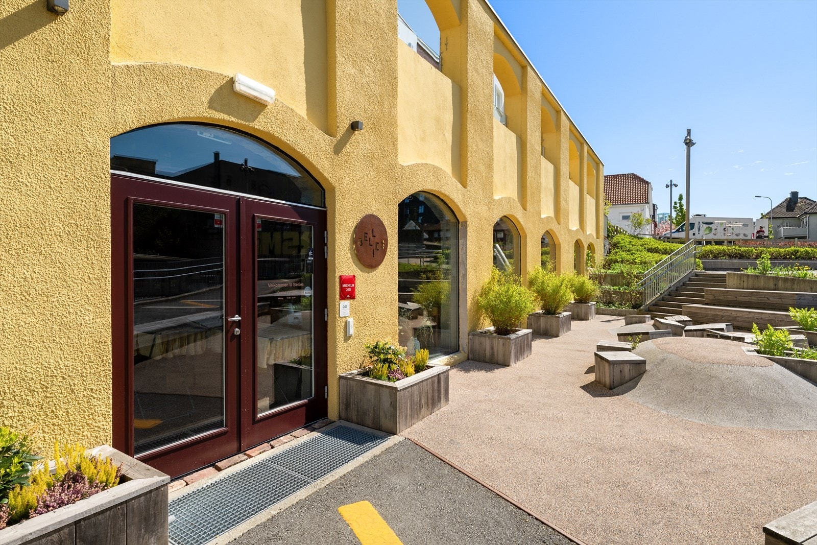 Byens urbane tilbud ligger kun en kort spasertur unna, med kino, kaffebarer, anerkjente restauranter og et bredt kulturtilbud. I tillegg er det kort vei til idrettsplasser og båthavn. Galleribilde