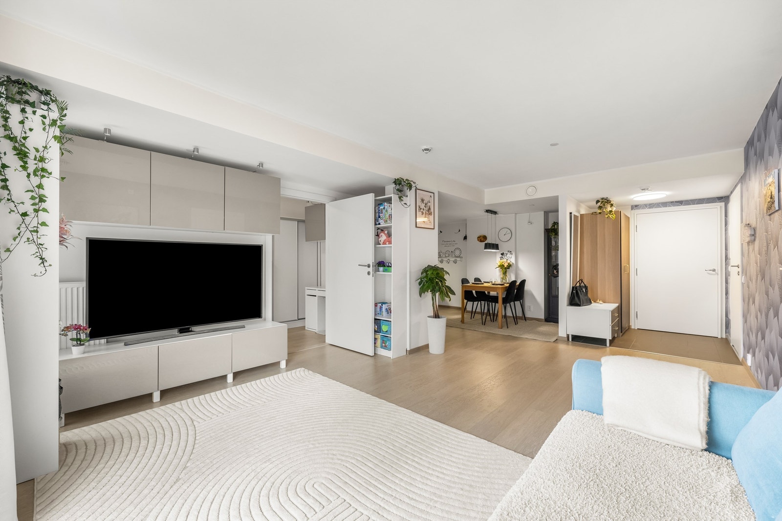 Oppvarming skjer via radiatorer med vannbåren varme fra fjernvarmeanlegg, en effektiv og jevn varmekilde. Galleribilde