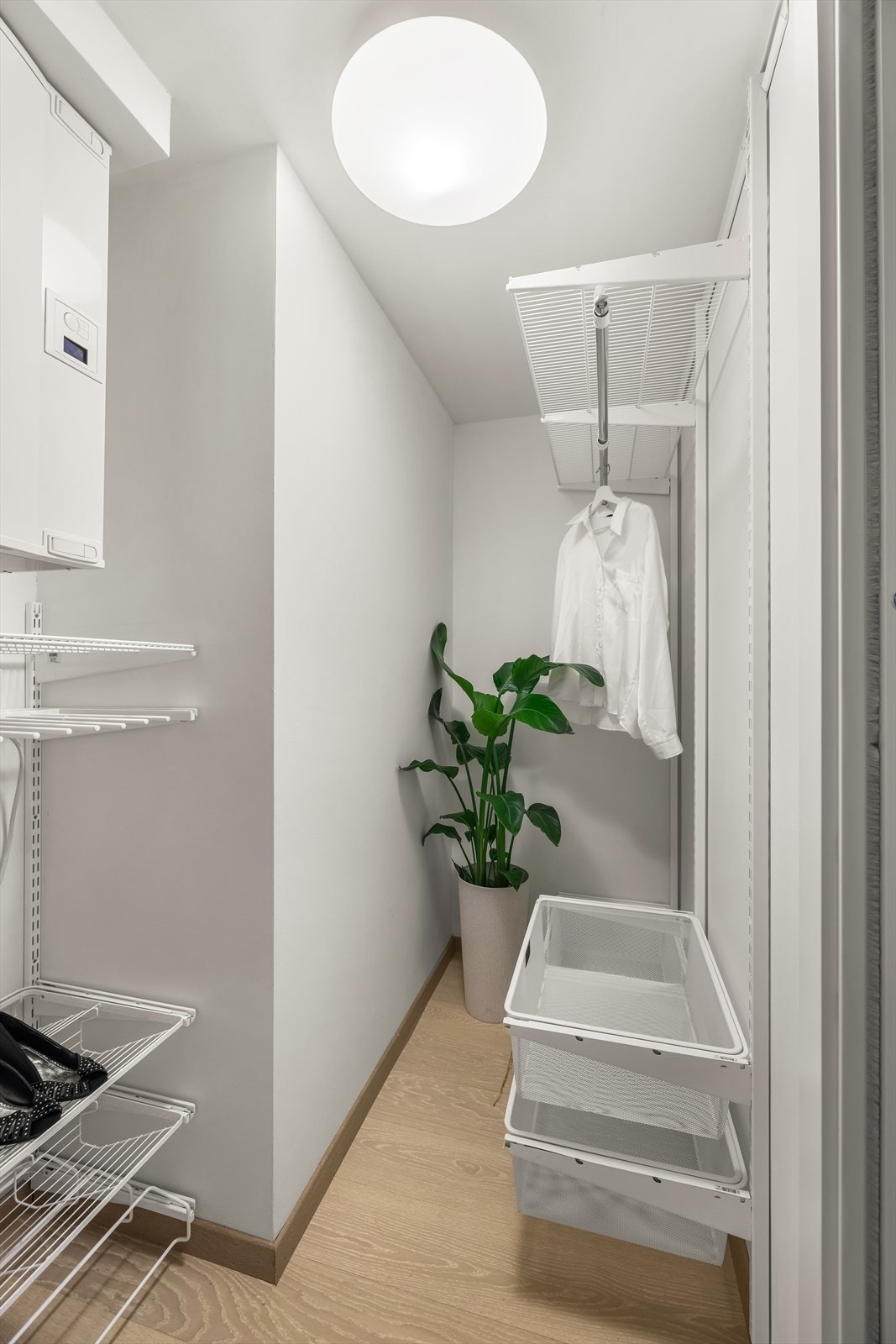 Den innvendige walk-in/boden gir fleksibel og lett tilgjengelig lagringsplass. Galleribilde