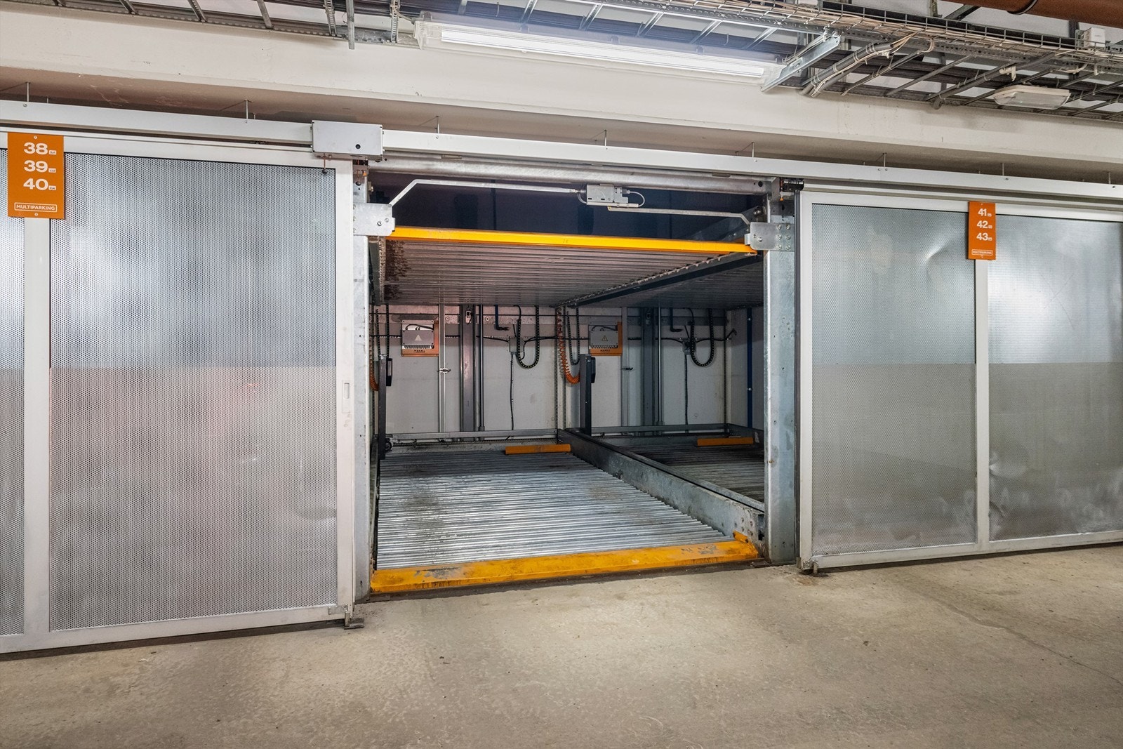 Med leiligheten følger en biloppstillingsplass (nr. 39) i sameiets felles parkeringskjeller med Multipark-system. Galleribilde
