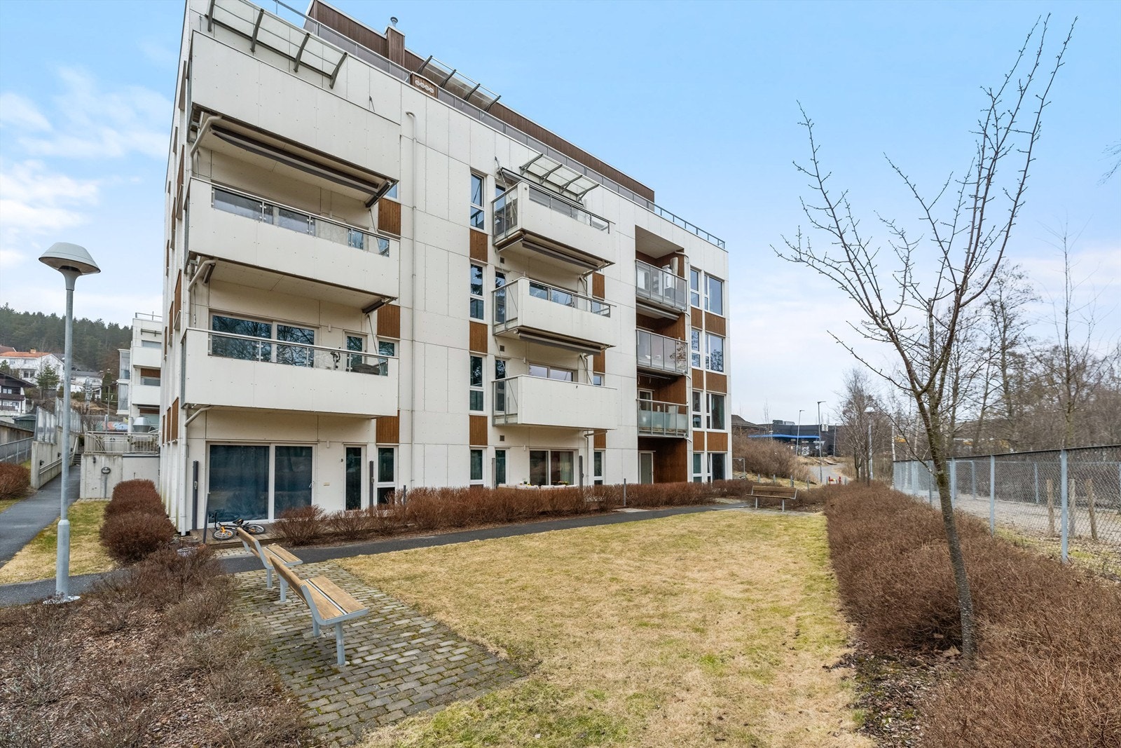 Her får man både rolig, ikke gjennomgående arealer, samt kort vei 150 meter til både togstasjon, Strømmen storsenter og alle fasiliteter. Galleribilde