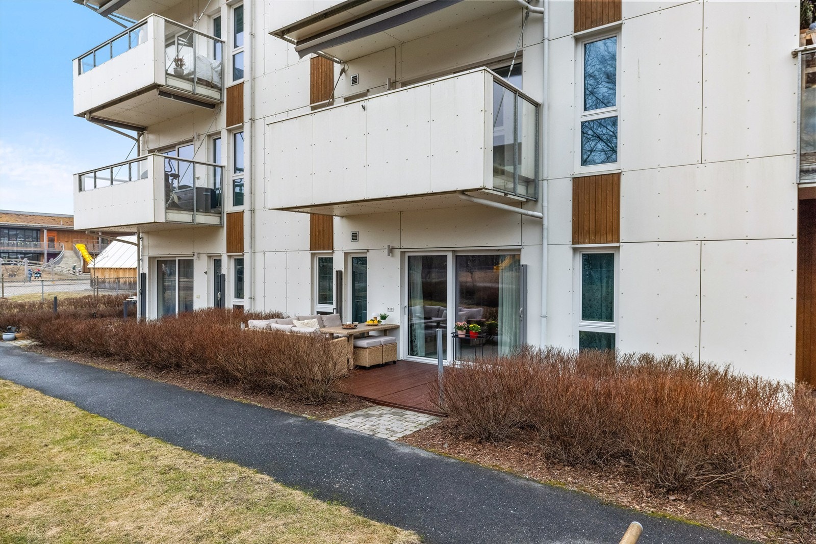 Bygningen fra 2016 har en moderne fasade kledd med fasadeplater og tre-detaljer. Galleribilde