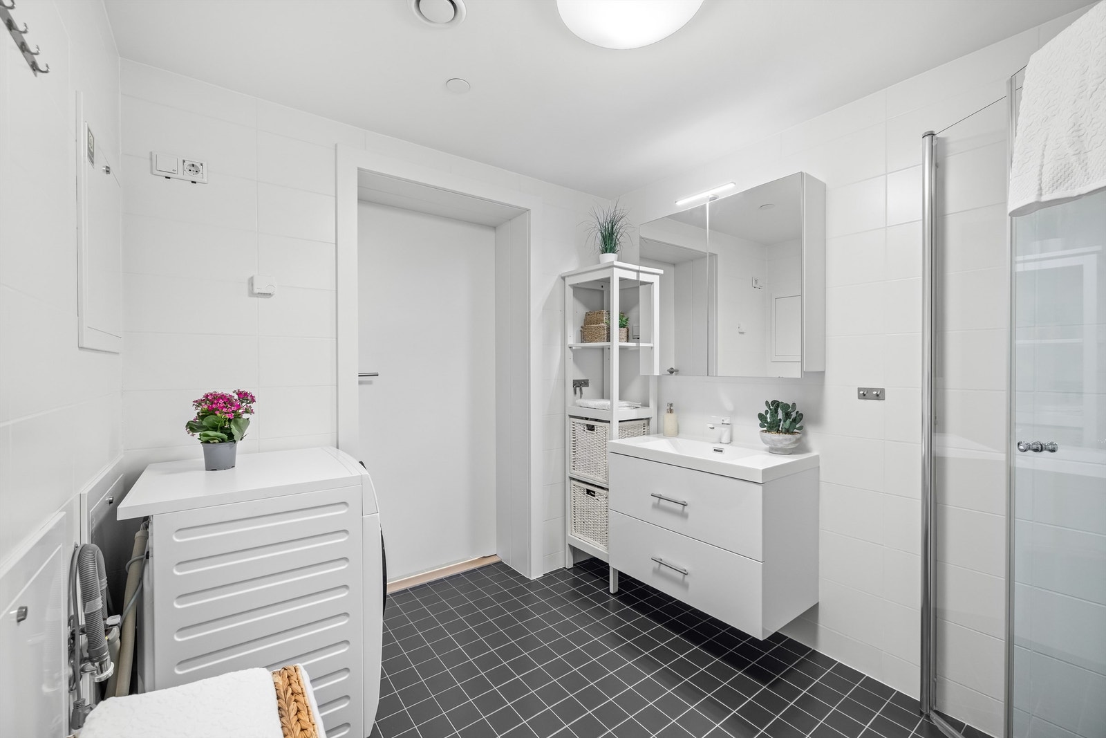 Leiligheten har et moderne rør-i-rør-system, og fordelerskapet er plassert på badet. Galleribilde
