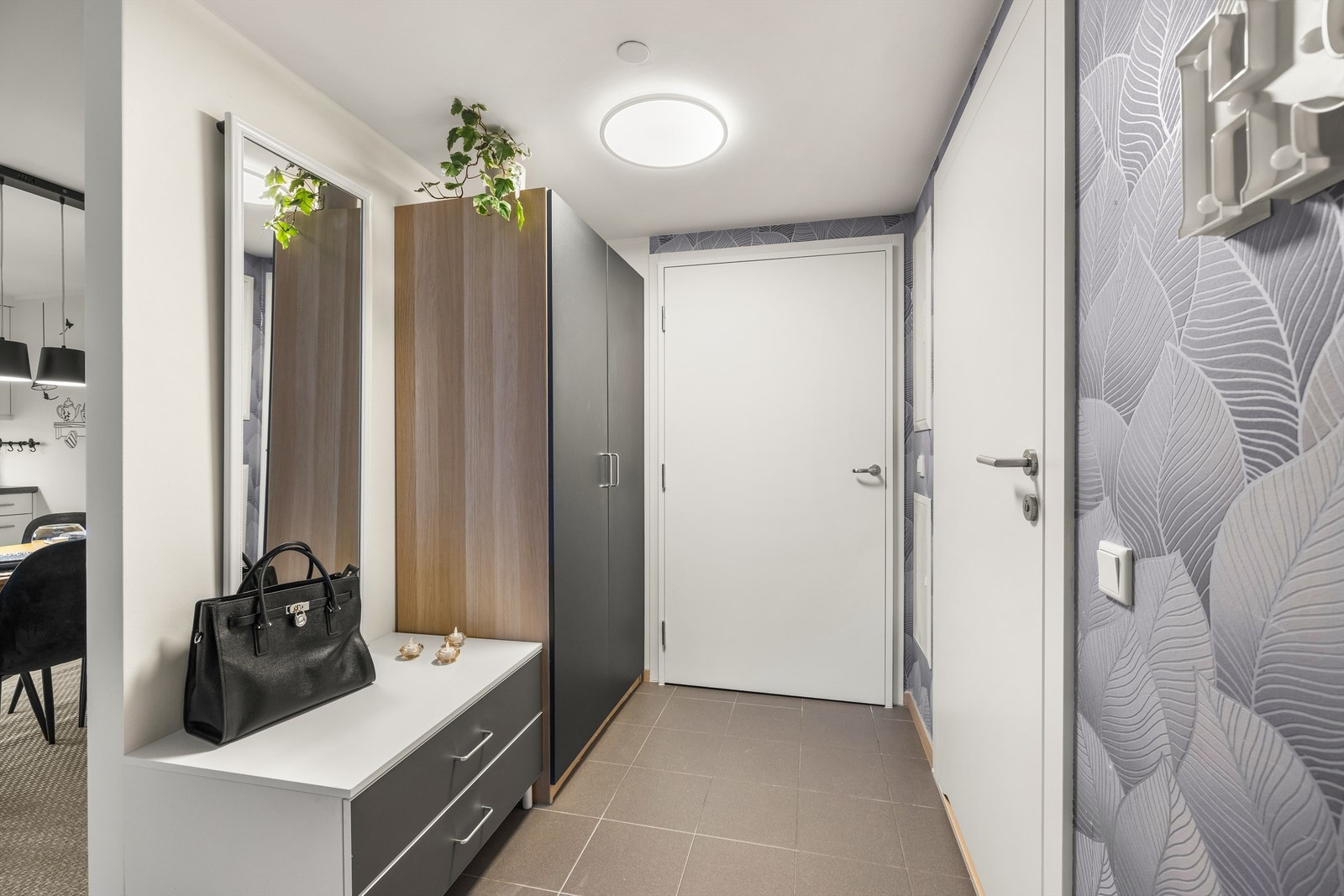Her er det god plass til garderobeskap og oppbevaring Galleribilde