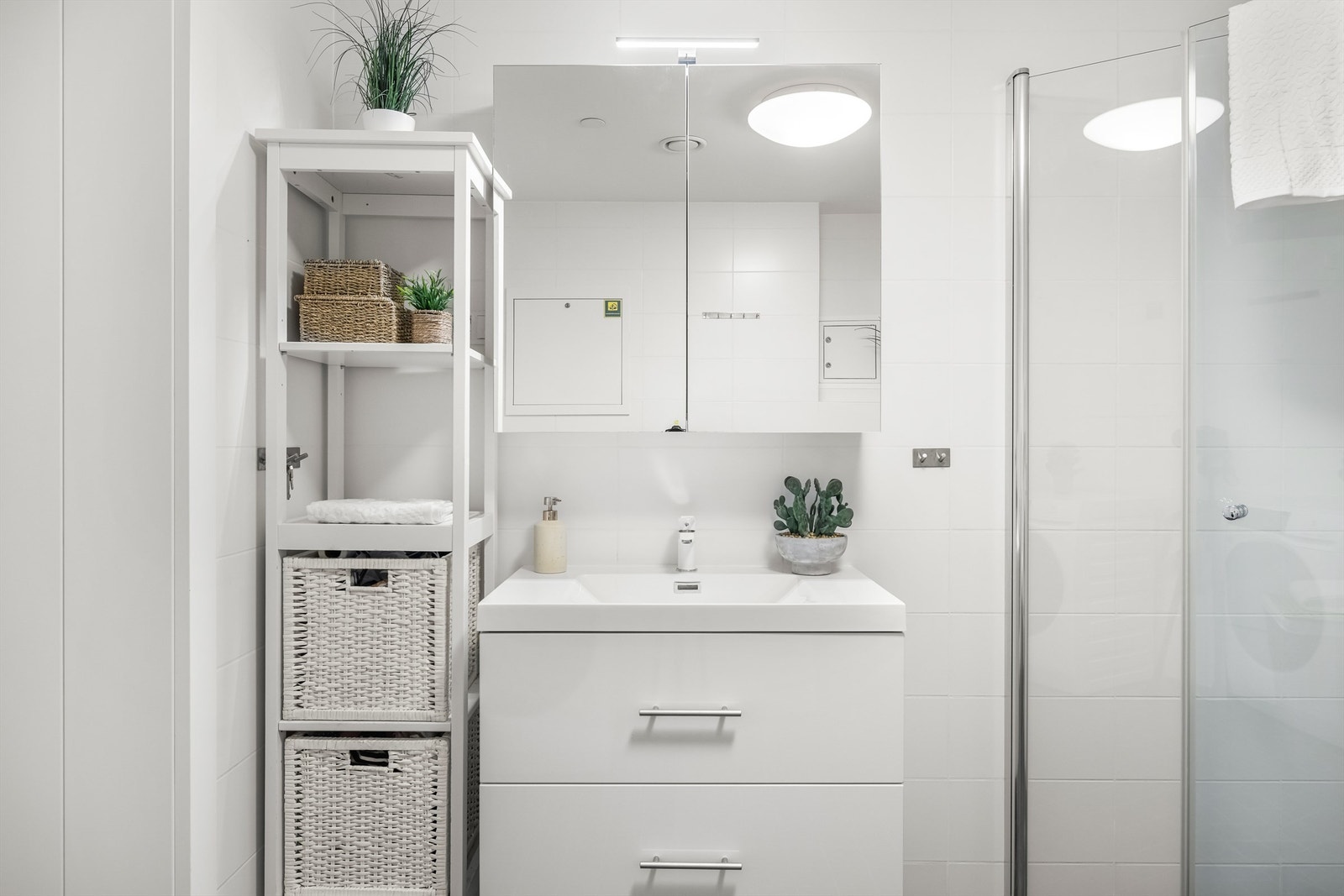 Badet er utstyrt med et oppgradert servantskap, samt overskap med speildører og belysning over. Galleribilde