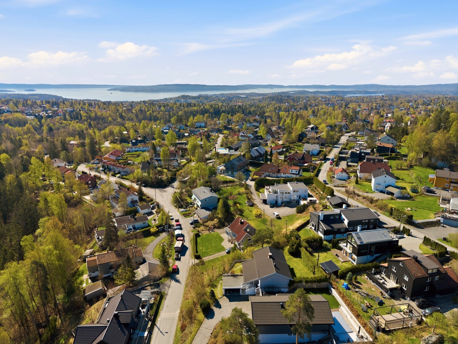 Området byr på gode kollektivmuligheter og har bl.a. Stallkroa busstopp ca. 500 meter unna, samt Eiksmarka T-banestasjon ca. 15 min gange unna. Galleribilde