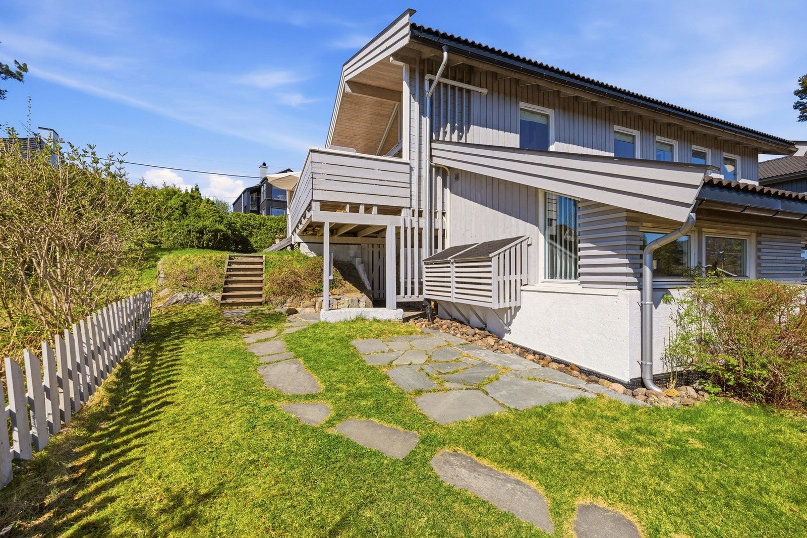 I Østre Bærum finnes det gode muligheter for et variert aktivitetstilbud, med blant annet idrettsanlegg for fotball og skøytesport, golf- og tennisanlegg, svømmehall, ridesenter samt flere treningssentre. Galleribilde