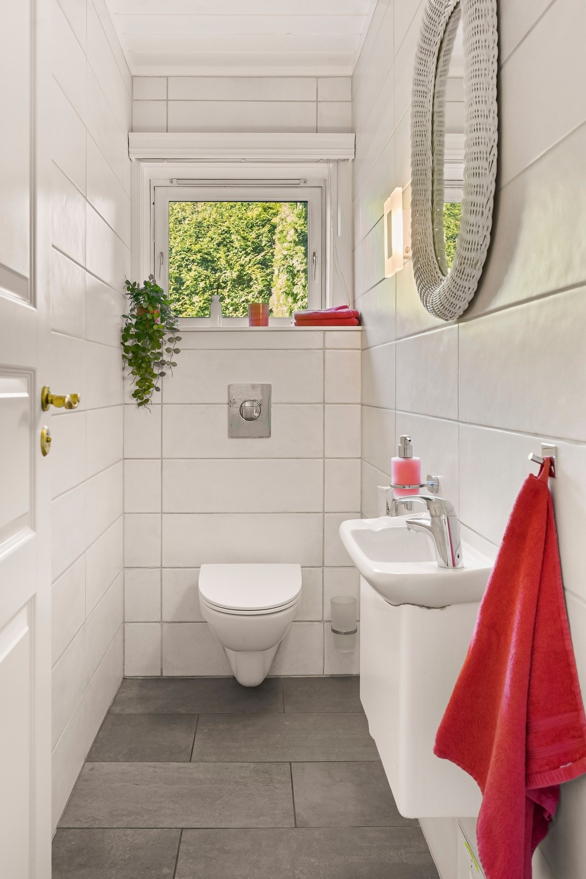 Toalettet er plassert i et eget rom vegg i vegg med badet. Galleribilde