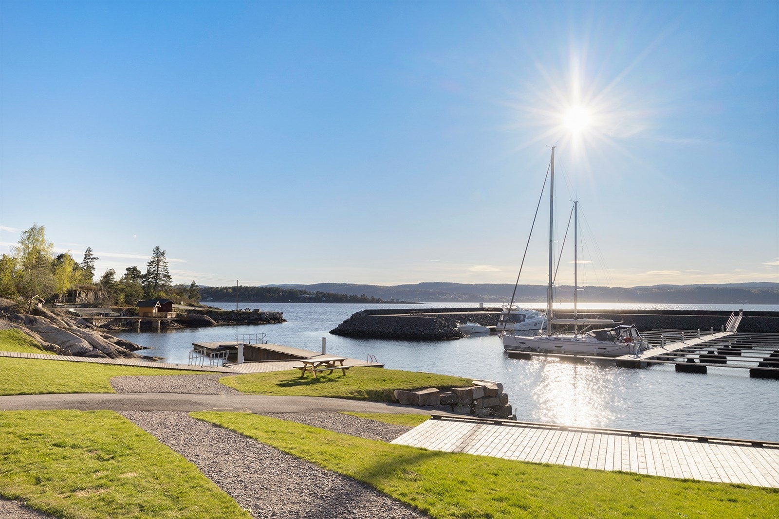 Her bor du med panoramautsikt over fjorden, fantastiske solforhold og umiddelbar nærhet til sjøen med brygge og strand Galleribilde