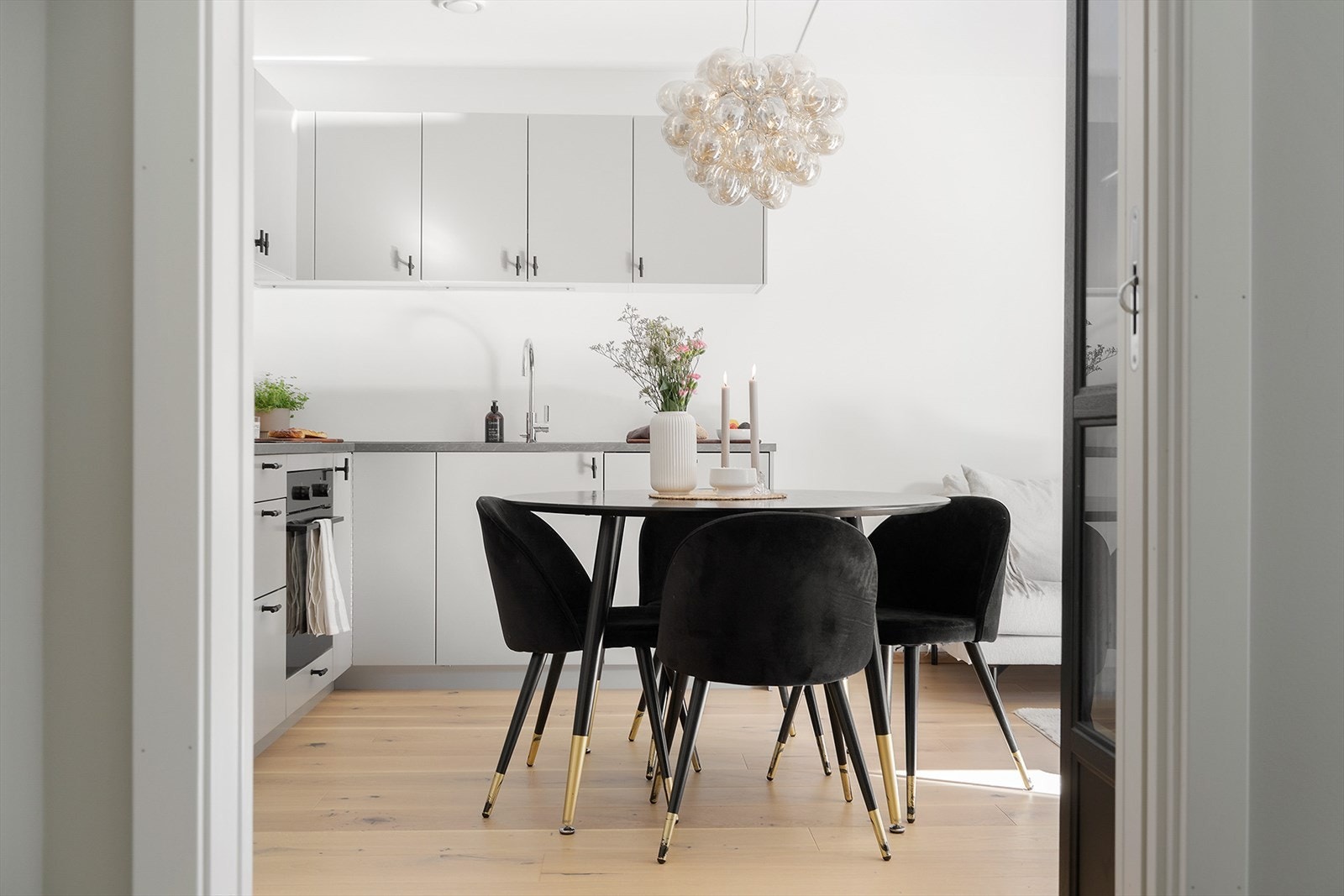 Boligen består av entré, bod, stue/kjøkken, baderom og 1 soverom - Innredning fra kvalitétsleverandøren Drømmekjøkken i en stilren design Galleribilde