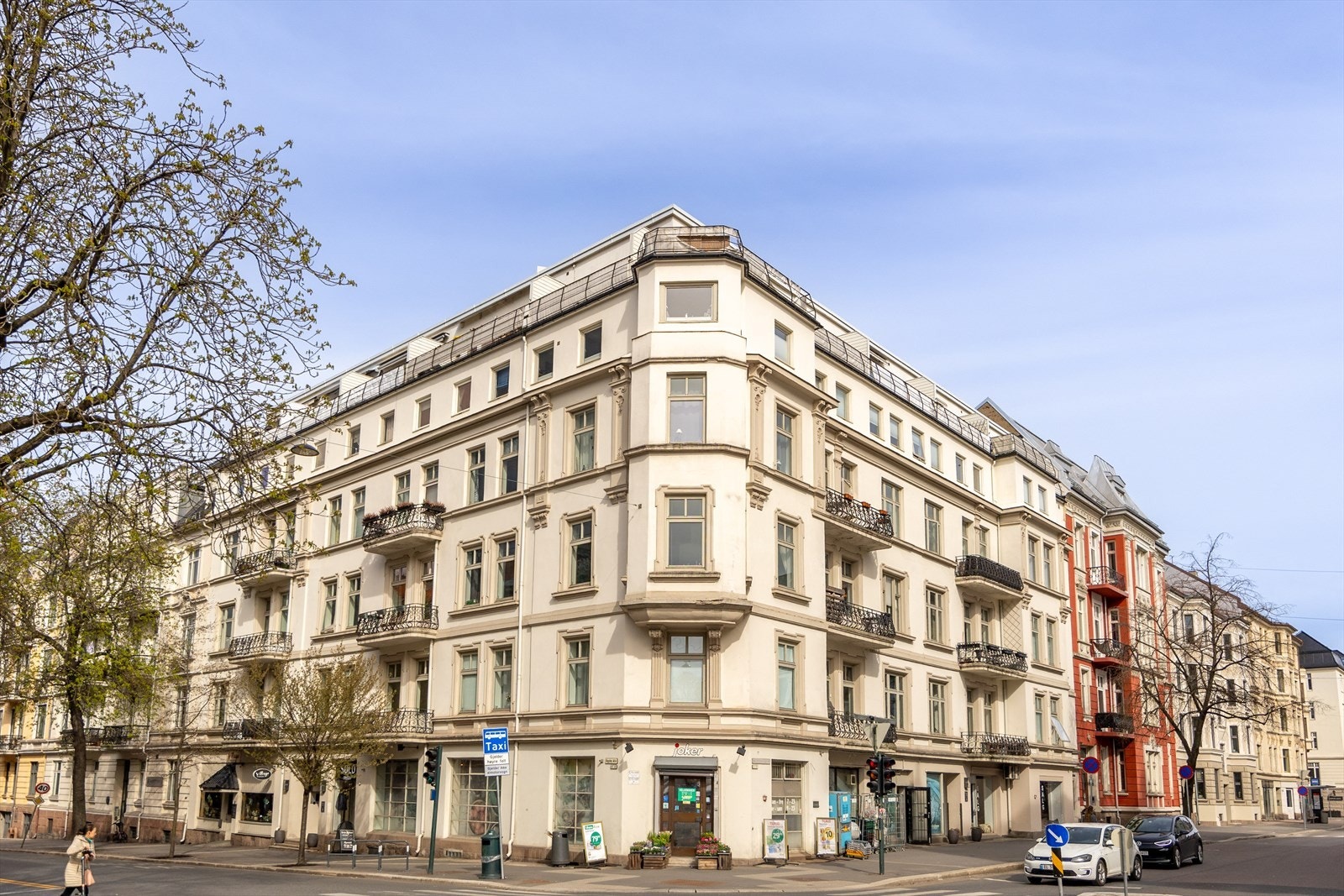 Attraktiv, meget sentral og stille beliggenhet på Frogner. Like i nærheten ligger spennende caféer, nabolagsrestauranter, nisjebutikker m.m. Galleribilde