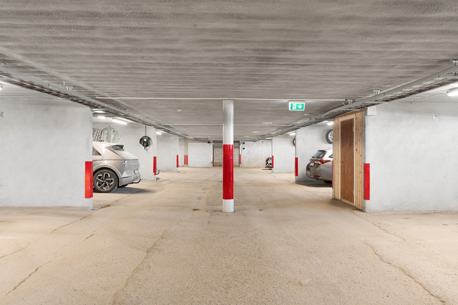 Fast parkering i garasjeanlegg. Galleribilde