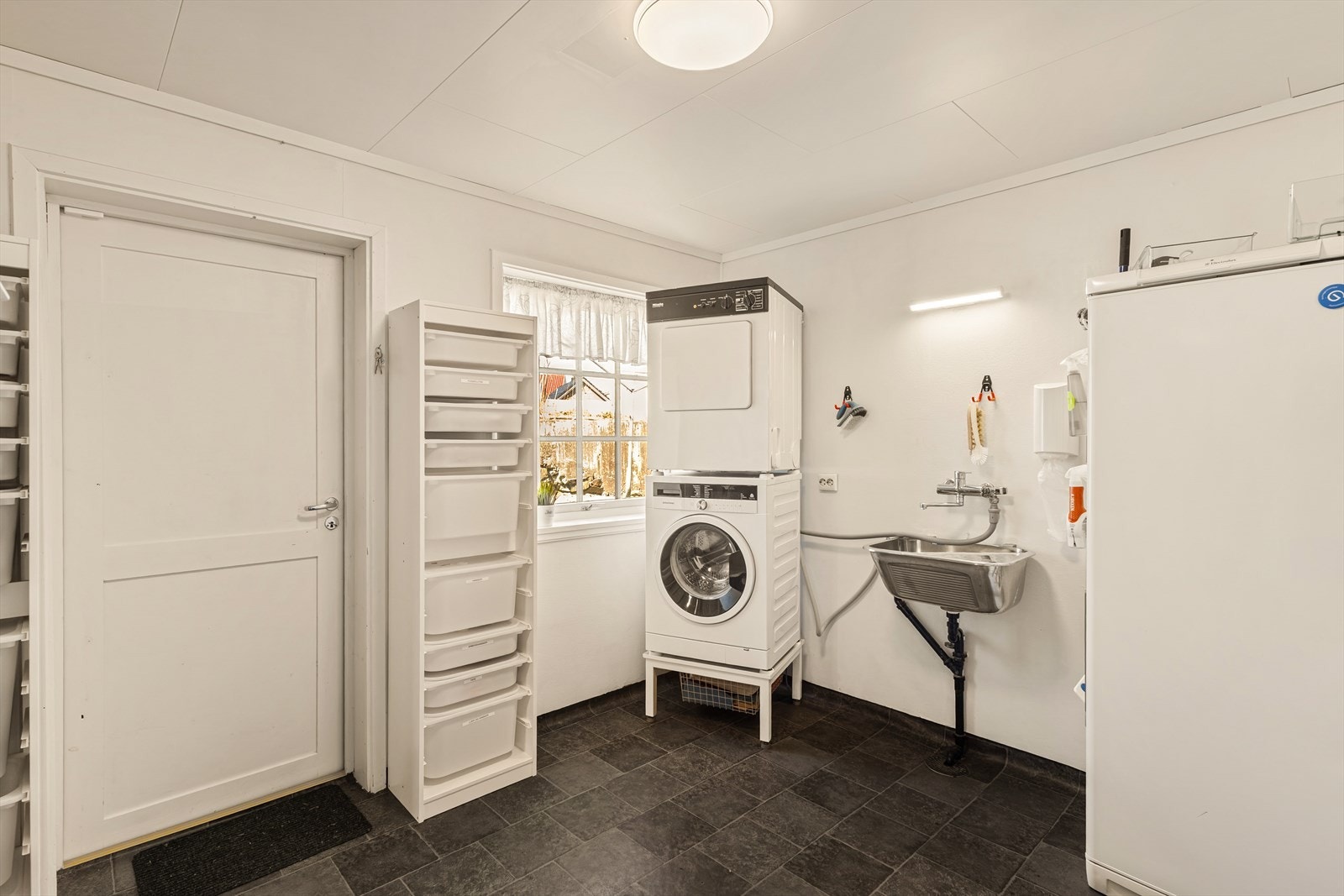 Separat vaskerom på hele 9 m² med ytterdør. Perfekt på regnværsdager. Galleribilde