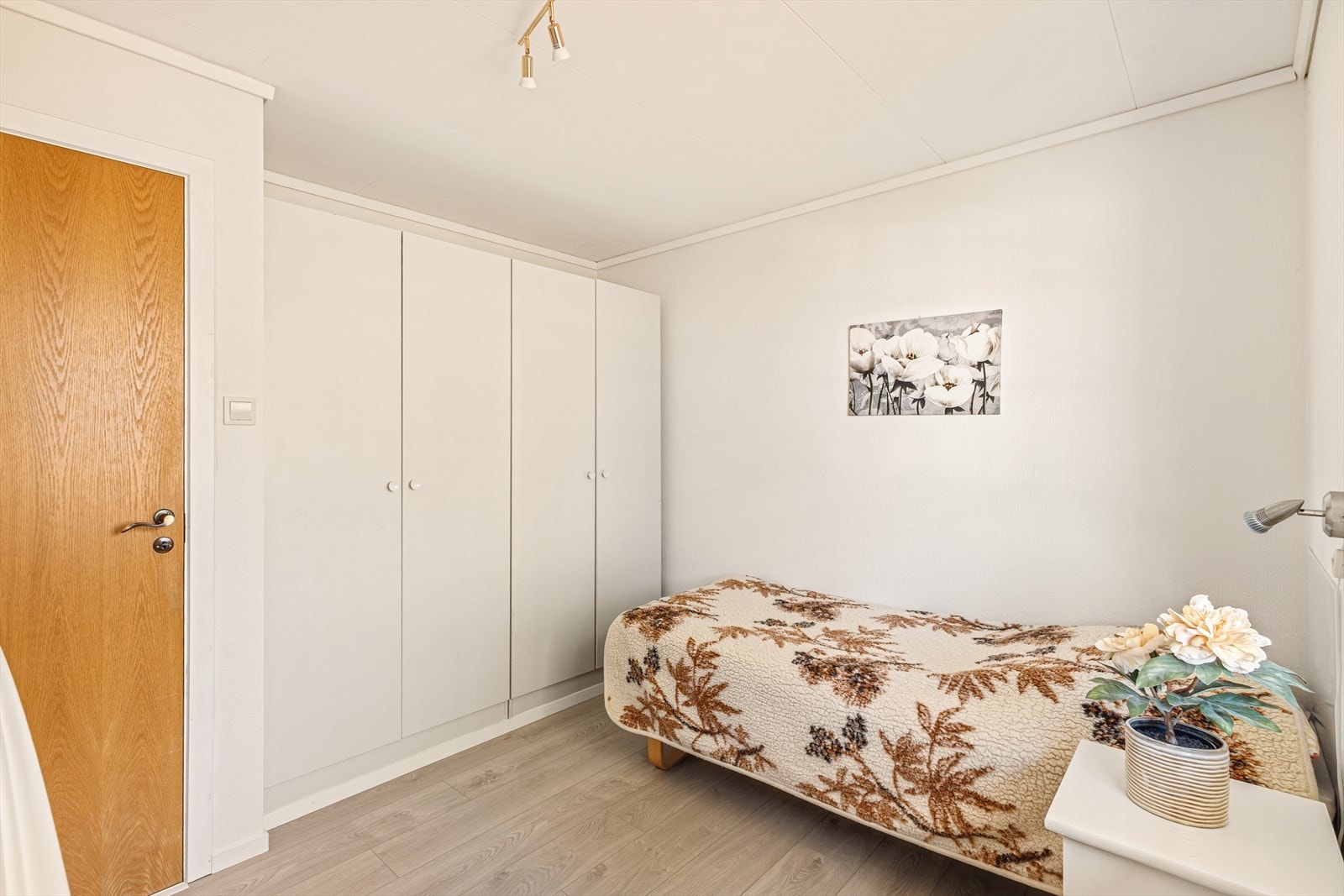 Det er god plass til seng og garderobeinnredning på samtlige soverom. Galleribilde