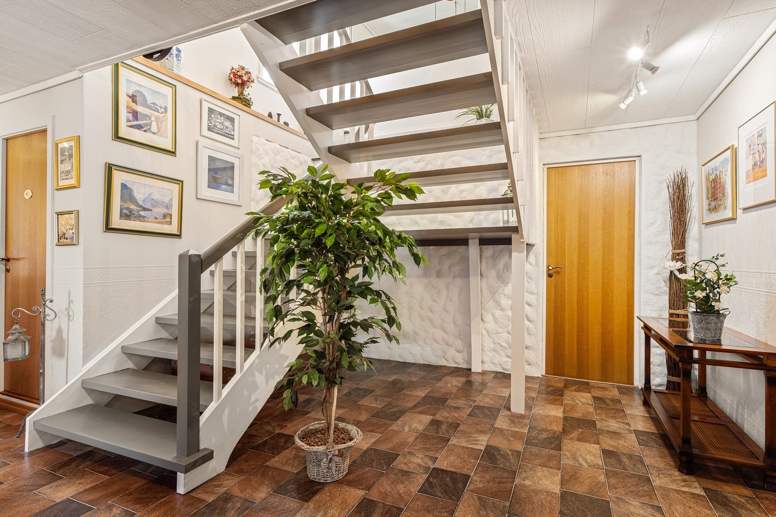 Hallen nede måler 22 m², med videre tilkomst til boder på totalt 33 m². Her er mulighetene mange! Galleribilde