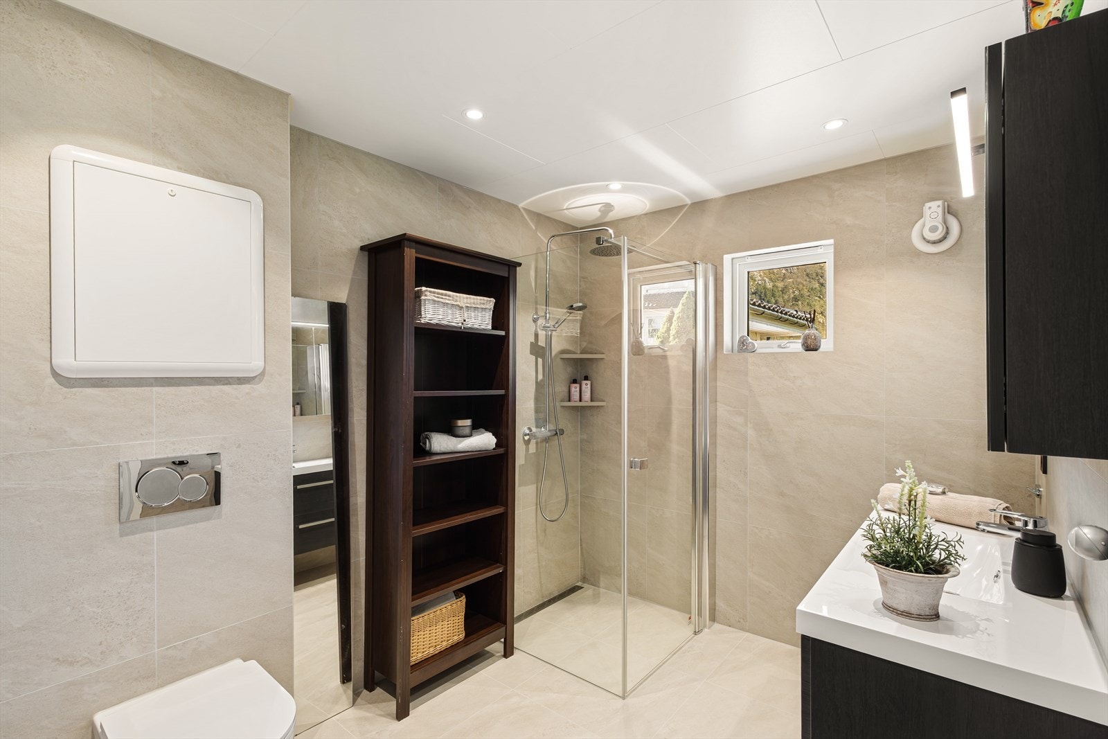 Badet i 2. etg er lekkert pusset opp i 2025 med bl.a. regndusj, hyller i dusjen, spotter og storformatfliser. Galleribilde