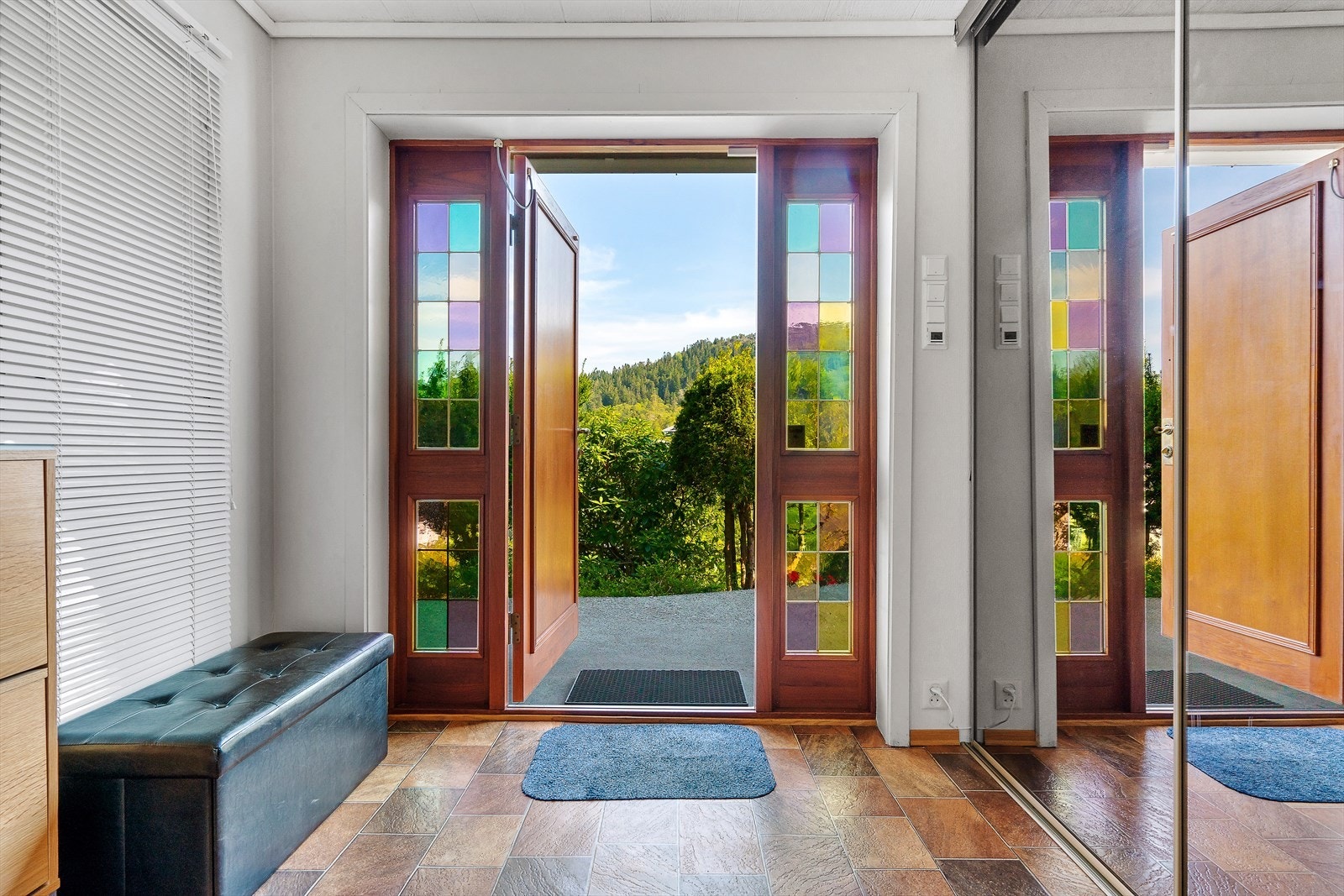 Ytterdøren i klassisk teak leder deg inn i den romslige entreen med skyvedørsgarderobe. Galleribilde