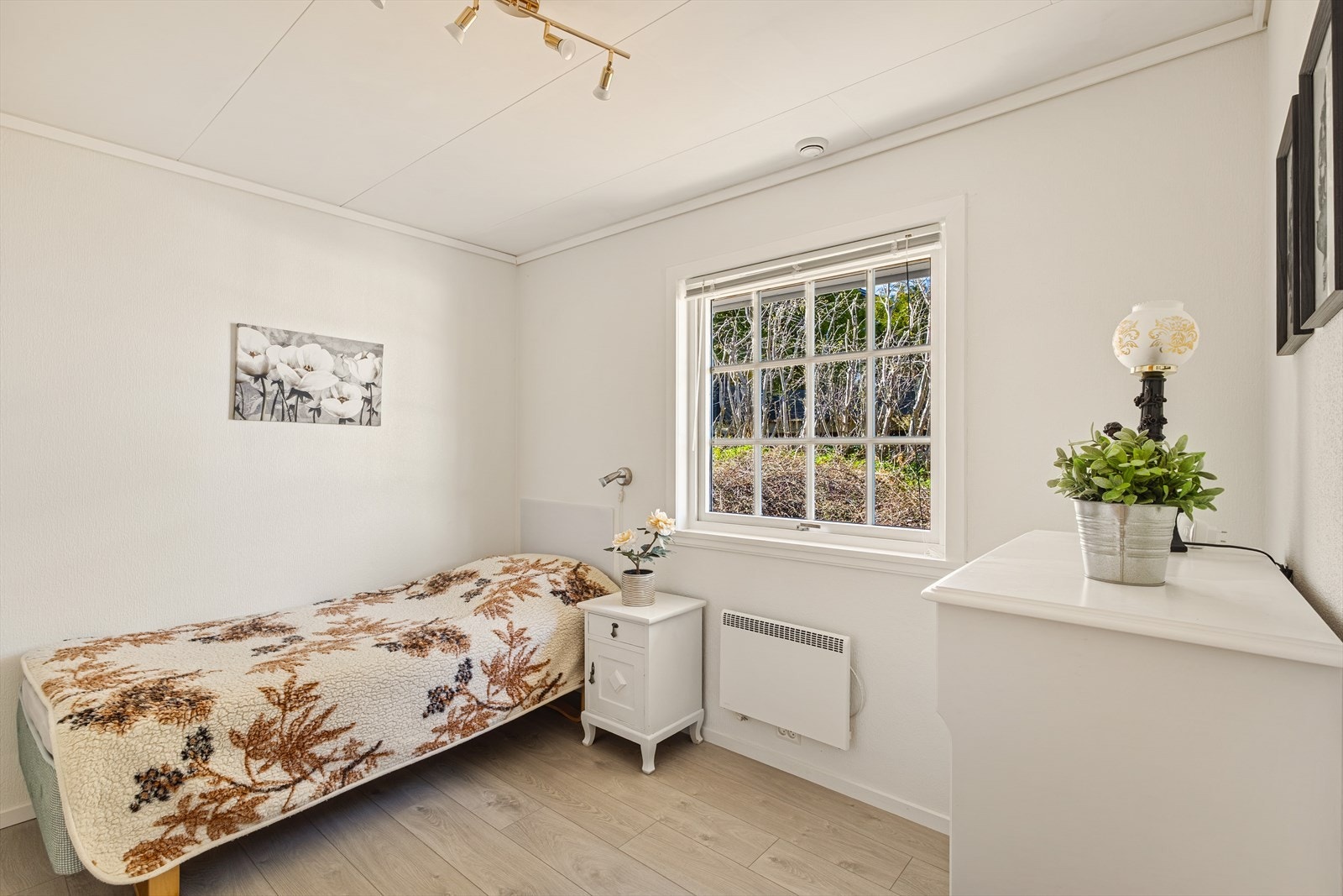 De tre soverommene i 2. etg måler 10,8 m², 8,9 m² og 7,7 m². Galleribilde